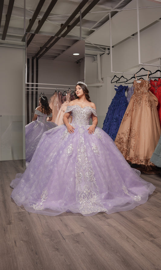 Vestido de XV Años Lila Pedrería Plata Mangas Campesinas