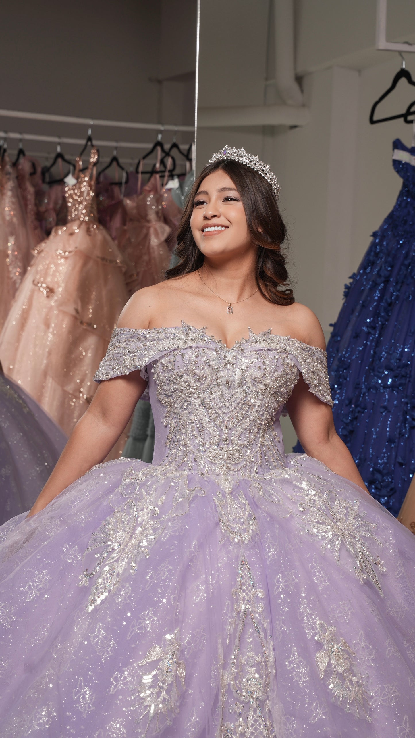 Vestido de XV Años Lila Pedrería Plata Mangas Campesinas