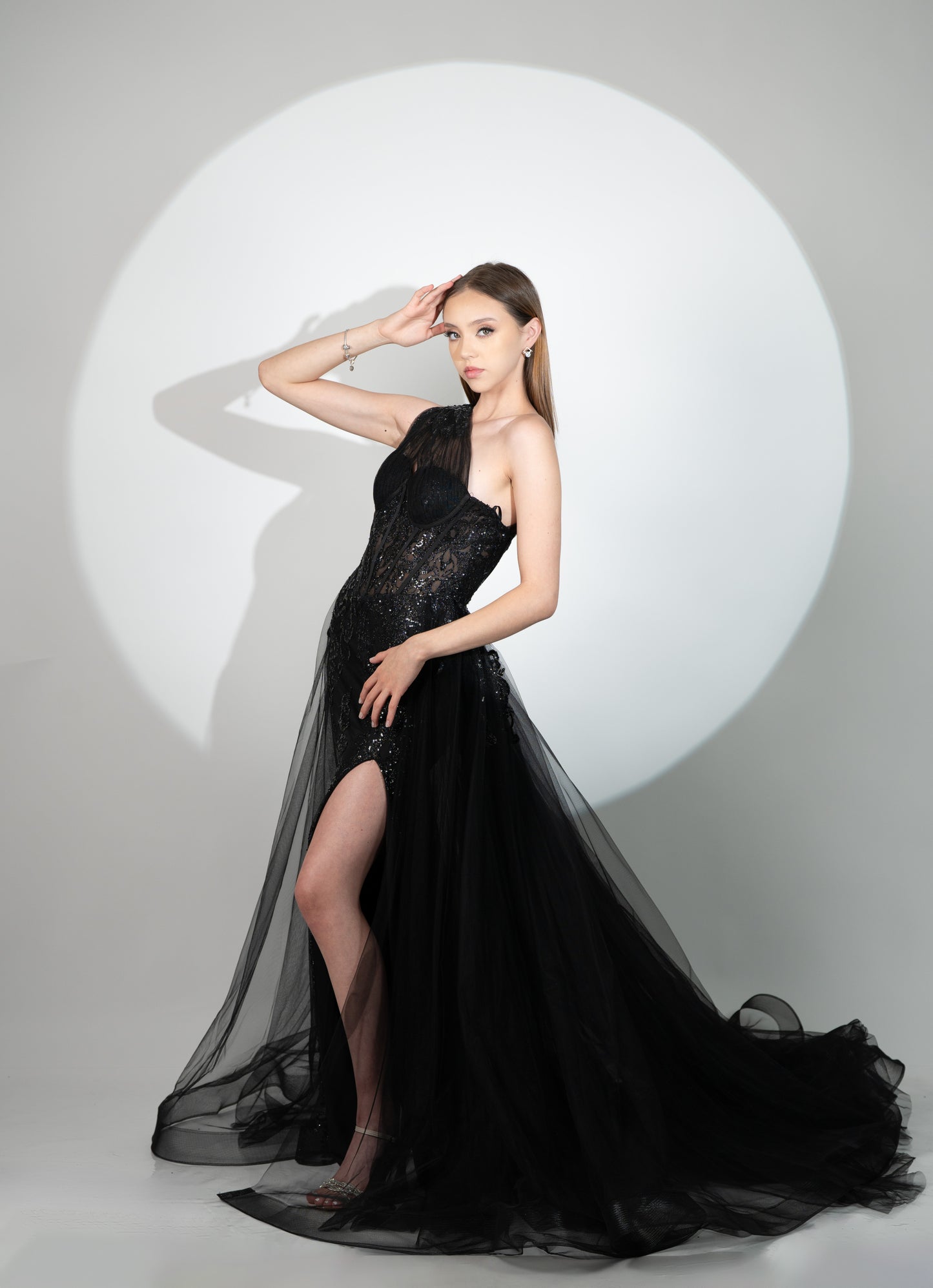 Vestido Corte Sirena Con Capa Y Un Tirante