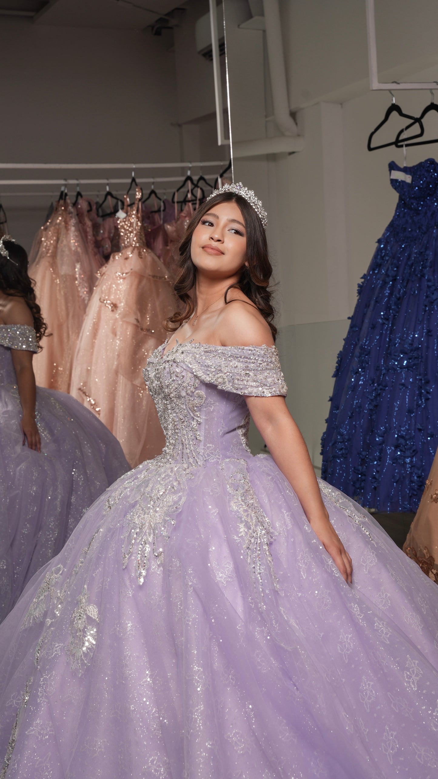 Vestido de XV Años Lila Pedrería Plata Mangas Campesinas