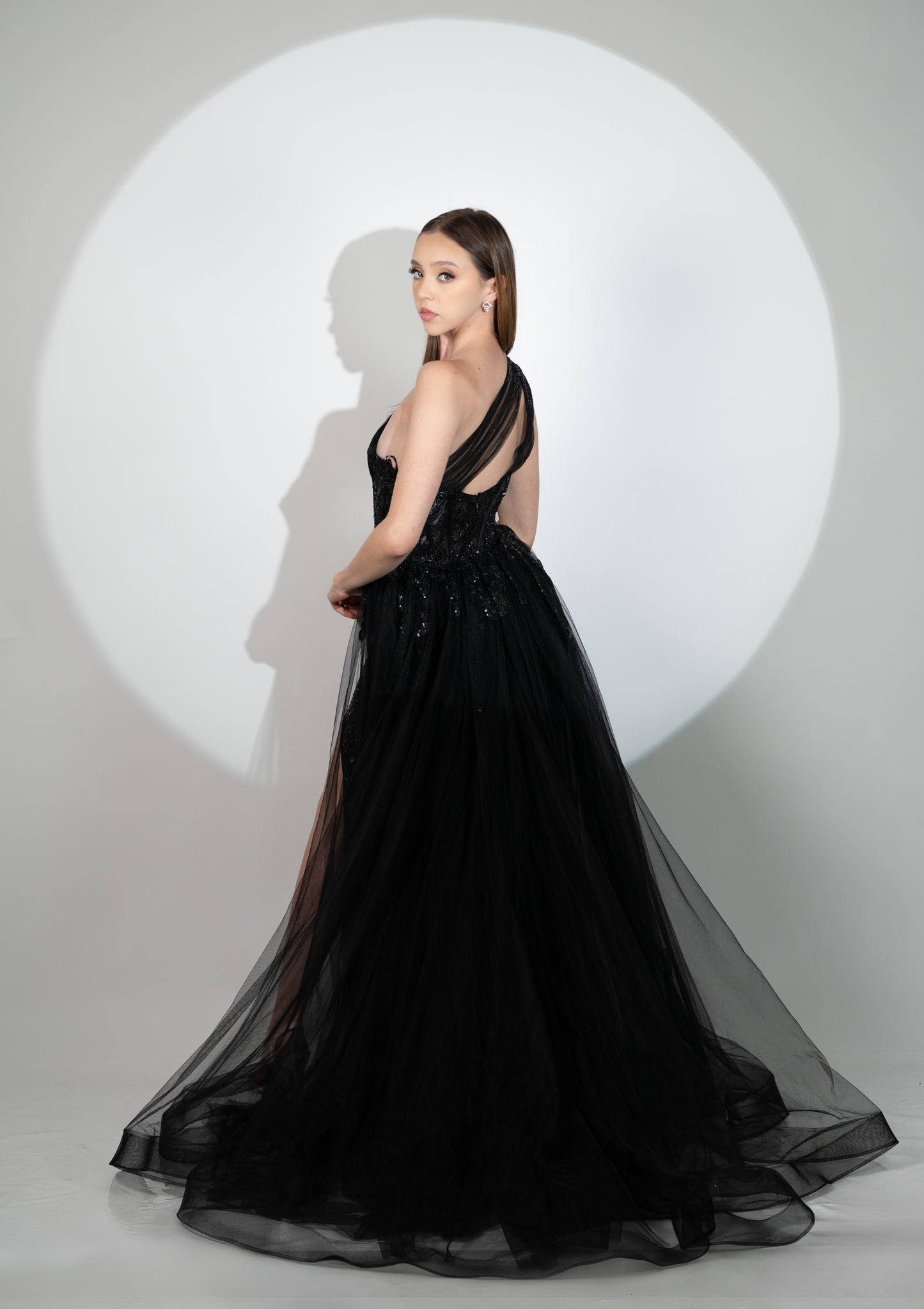 Vestido Corte Sirena Con Capa Y Un Tirante