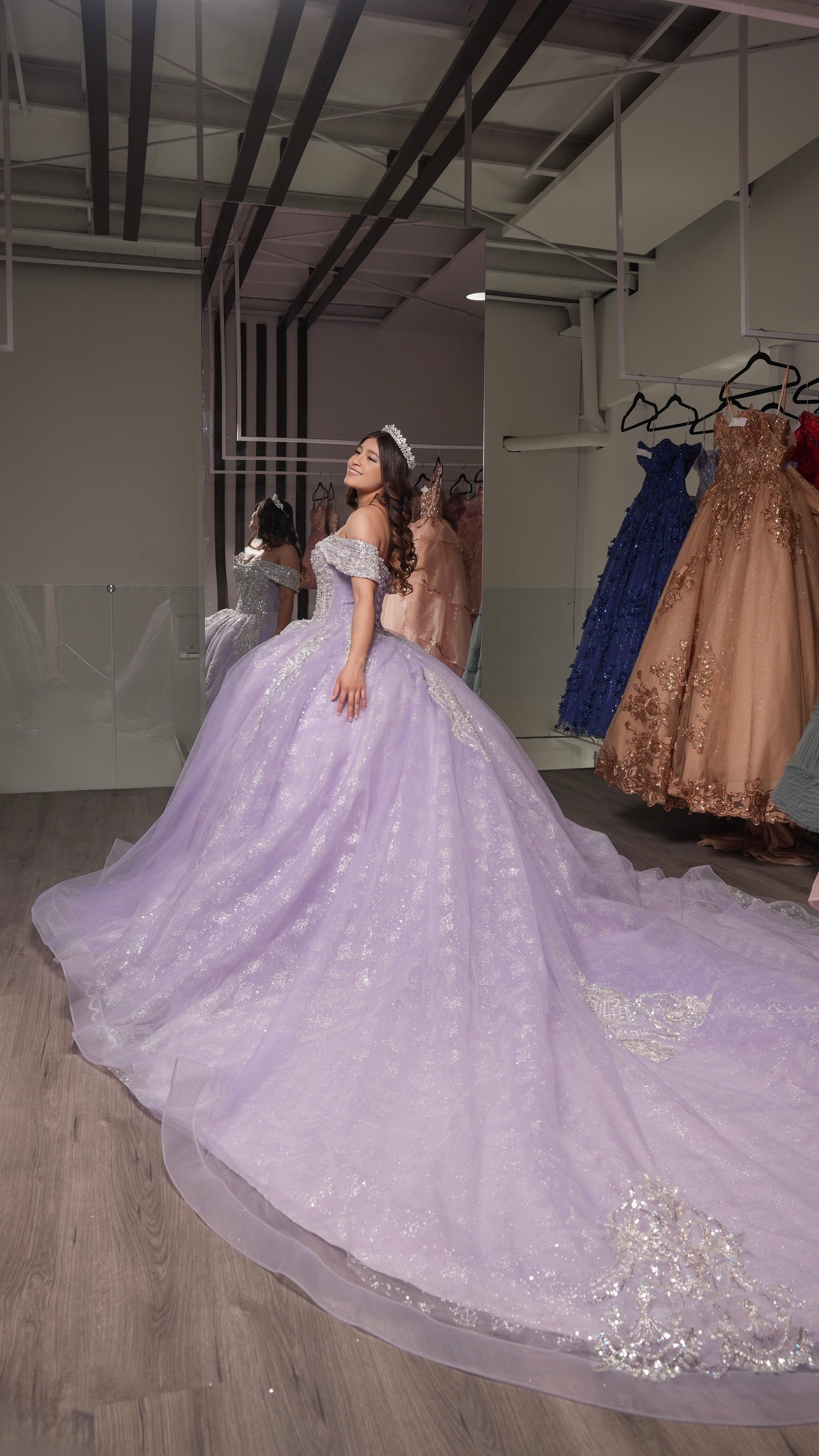 Vestido de XV Años Lila Pedrería Plata Mangas Campesinas