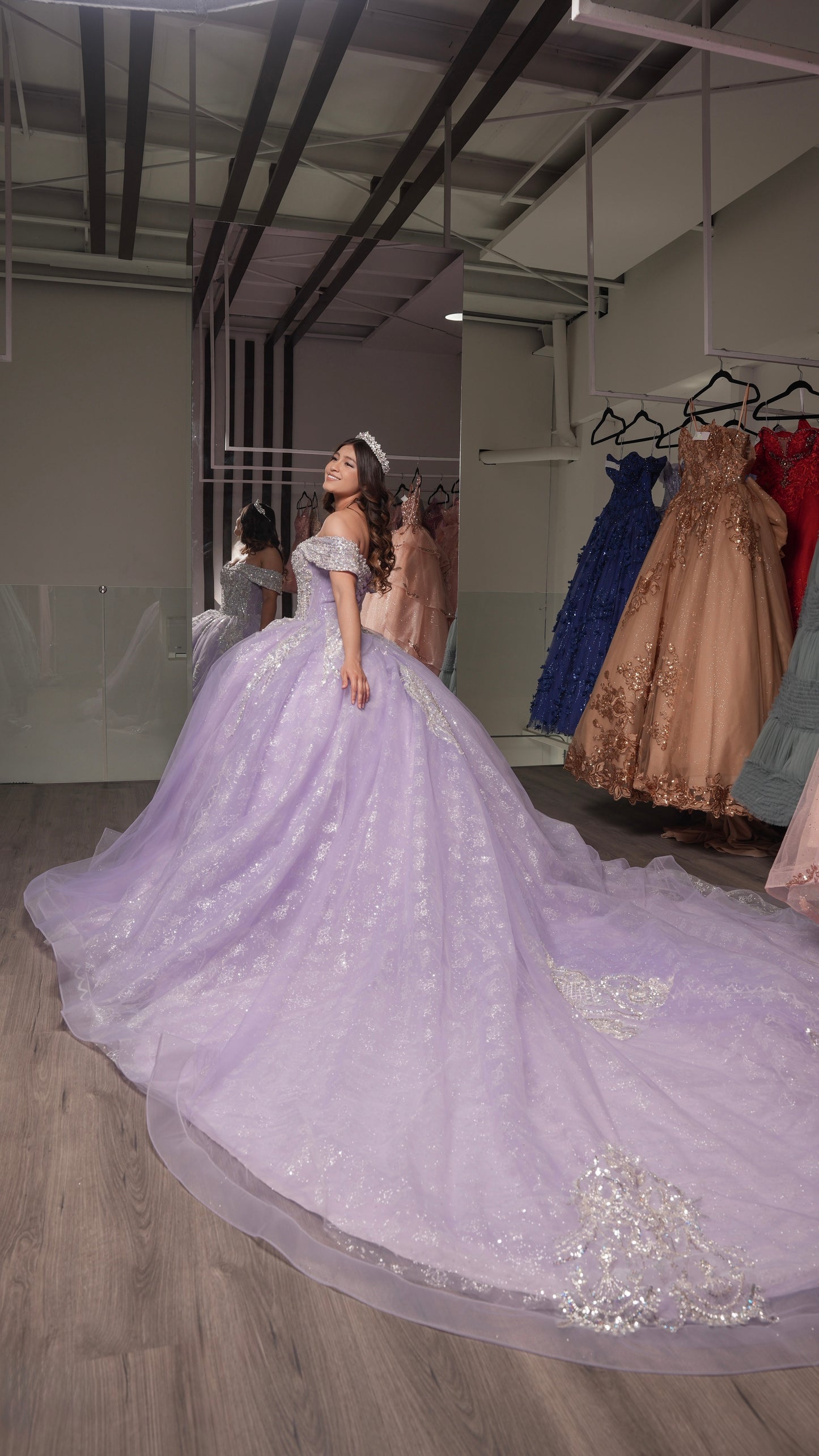 Vestido de XV Años Lila Pedrería Plata Mangas Campesinas