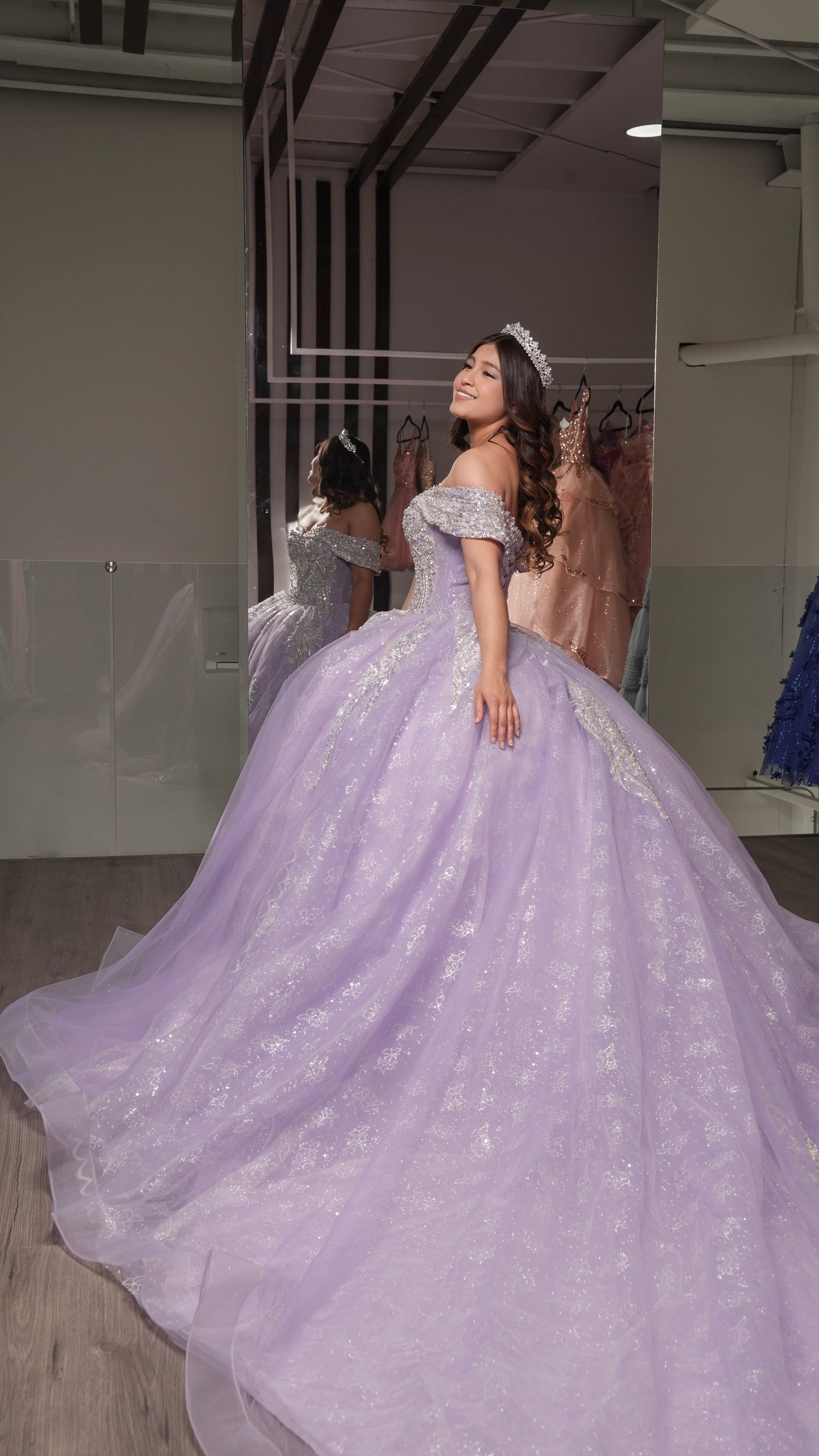 Vestido de XV Años Lila Pedrería Plata Mangas Campesinas