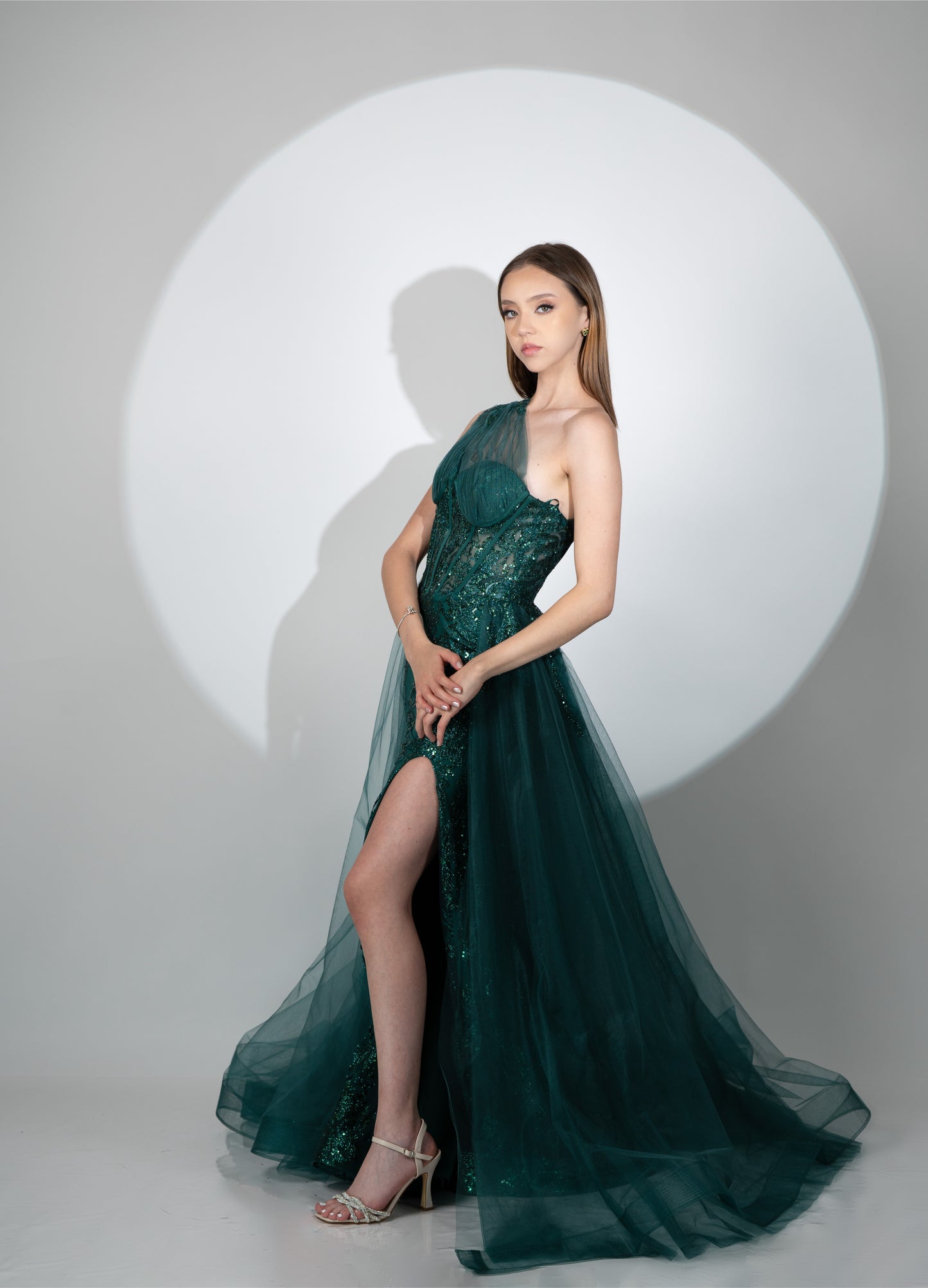Vestido Corte Sirena Con Capa Y Un Tirante