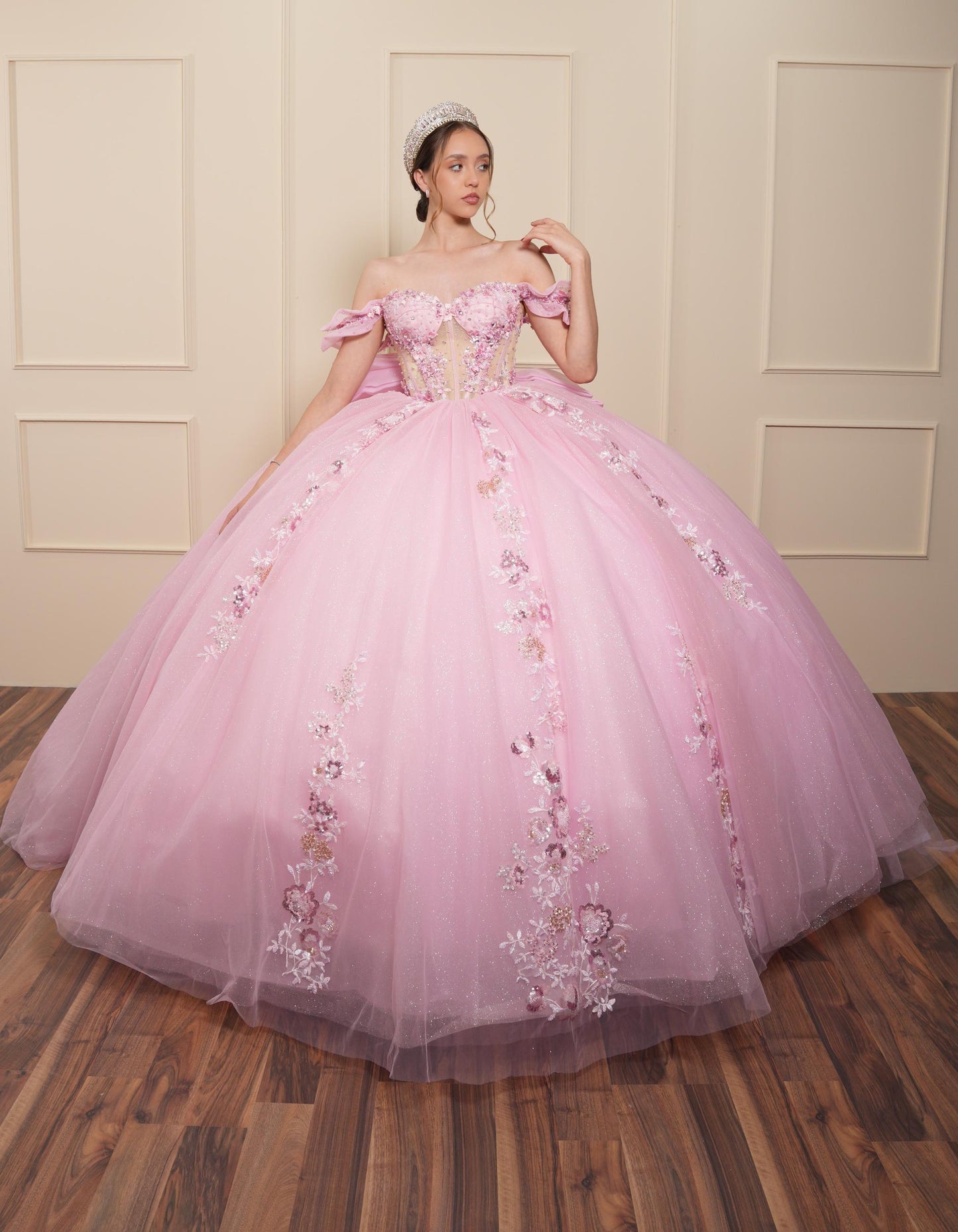 Vestido de XV Años Rosa con Flores y Pedrería con Moño