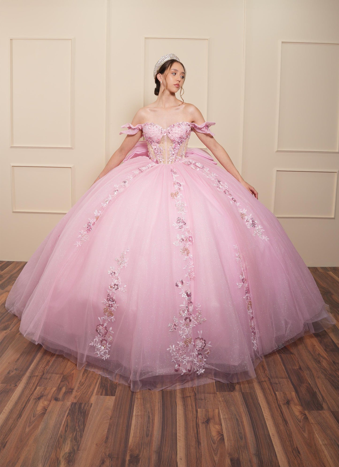 Vestido de XV Años Rosa con Flores y Pedrería con Moño