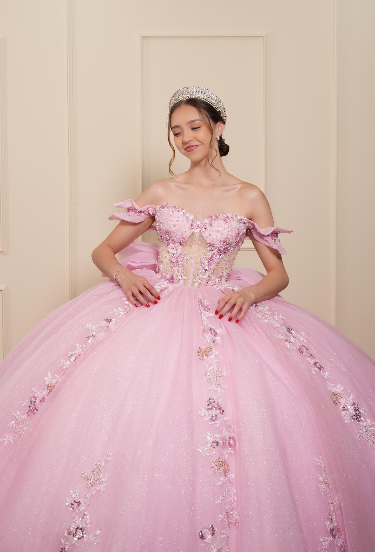 Vestido de XV Años Rosa con Flores y Pedrería con Moño