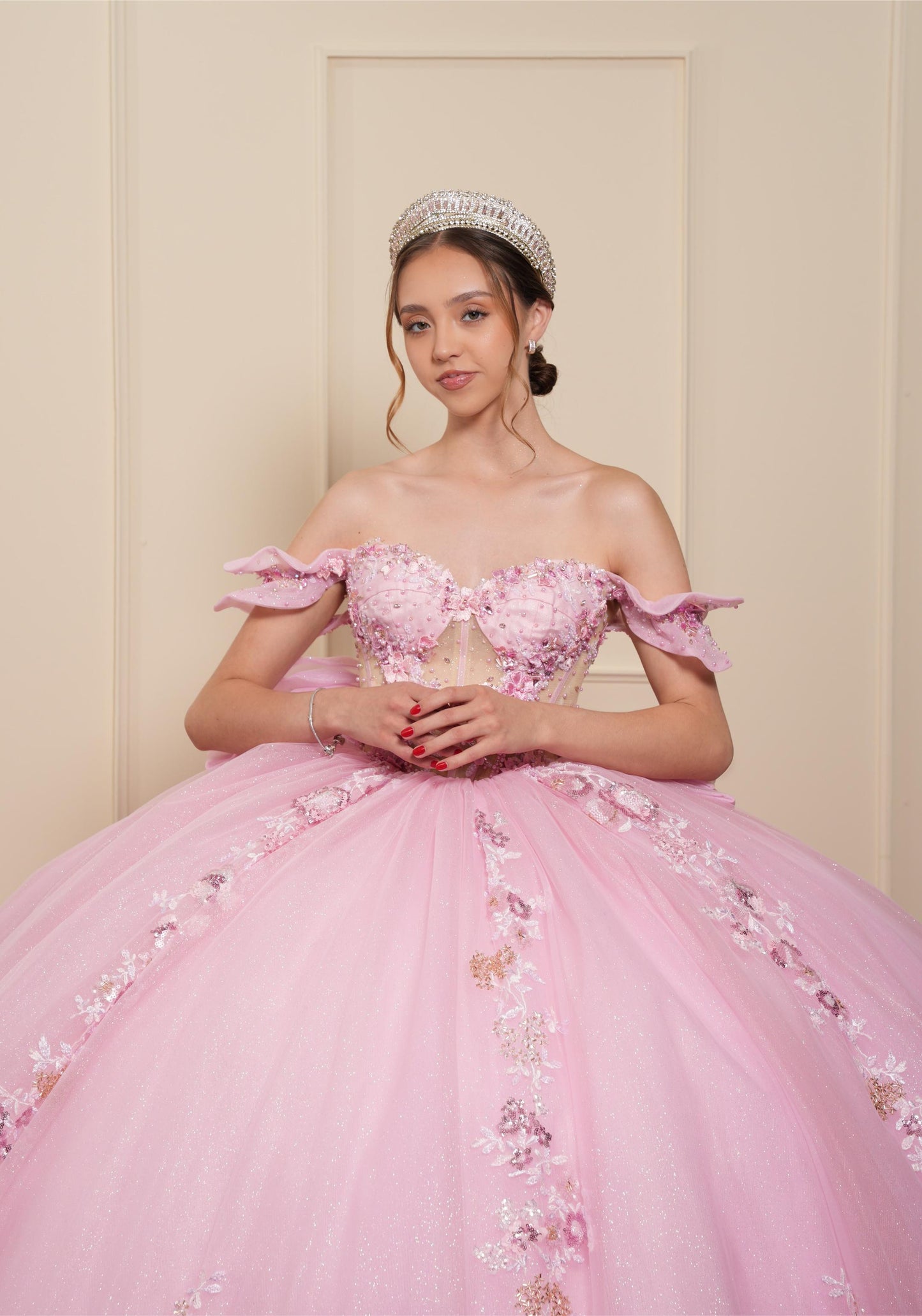 Vestido de XV Años Rosa con Flores y Pedrería con Moño