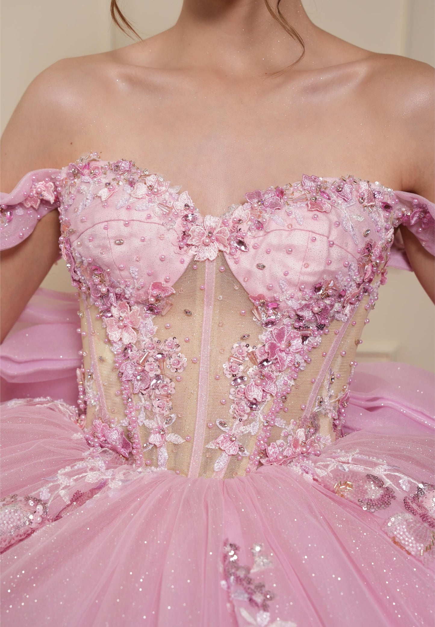 Vestido de XV Años Rosa con Flores y Pedrería con Moño