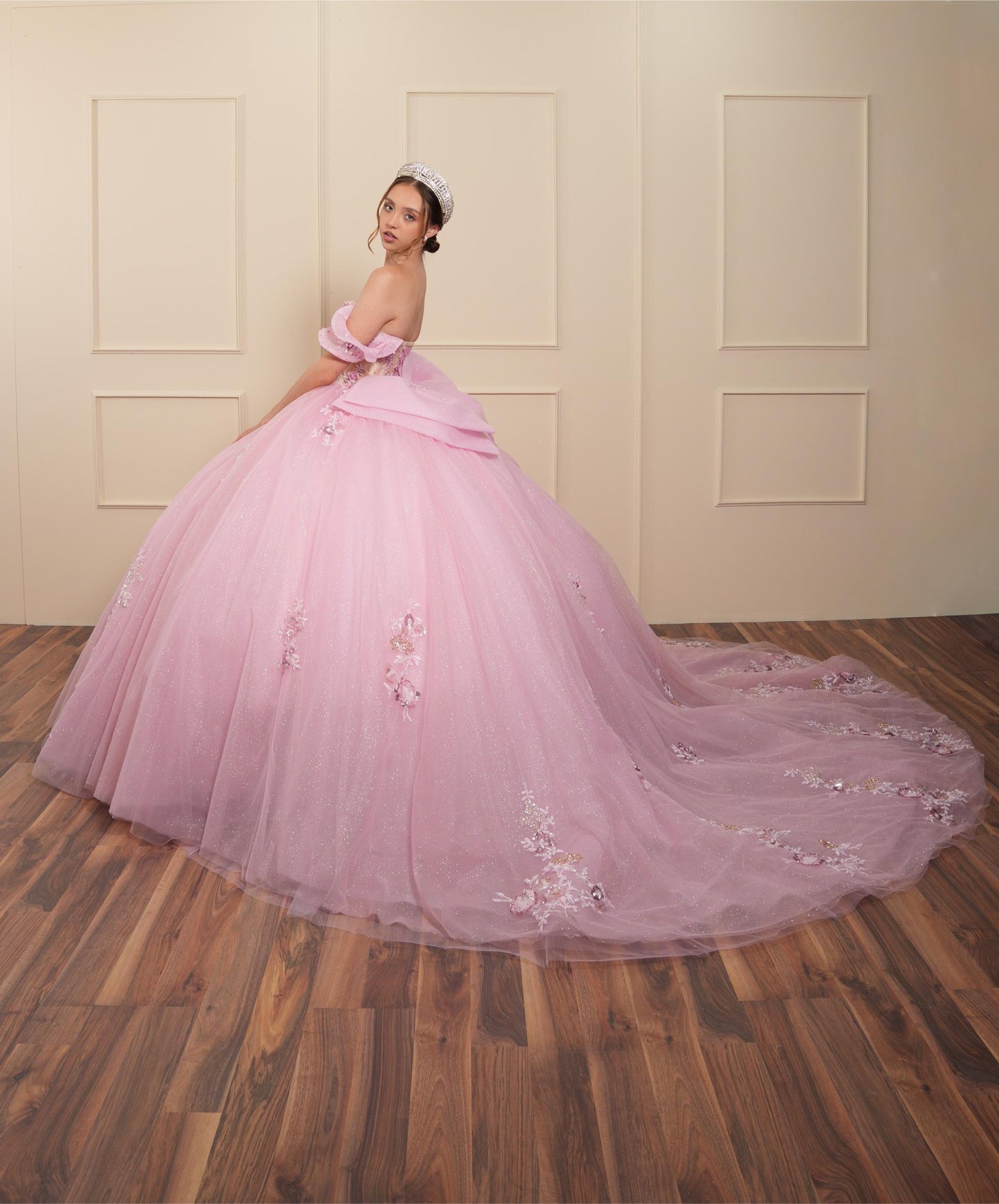 Vestido de XV Años Rosa con Flores y Pedrería con Moño