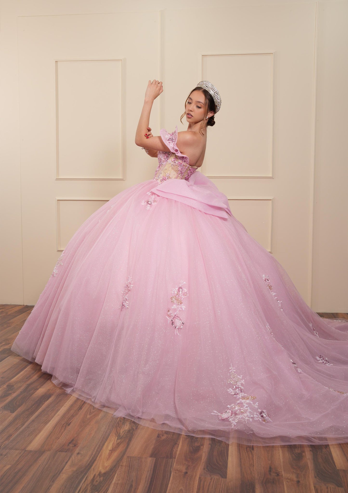 Vestido de XV Años Rosa con Flores y Pedrería con Moño