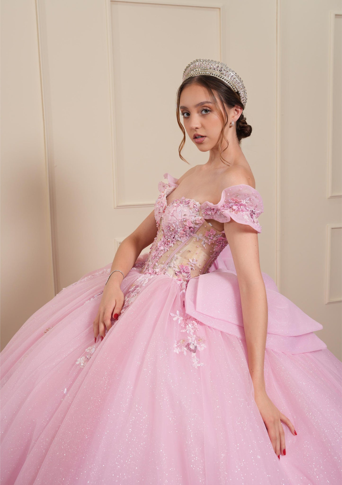 Vestido de XV Años Rosa con Flores y Pedrería con Moño