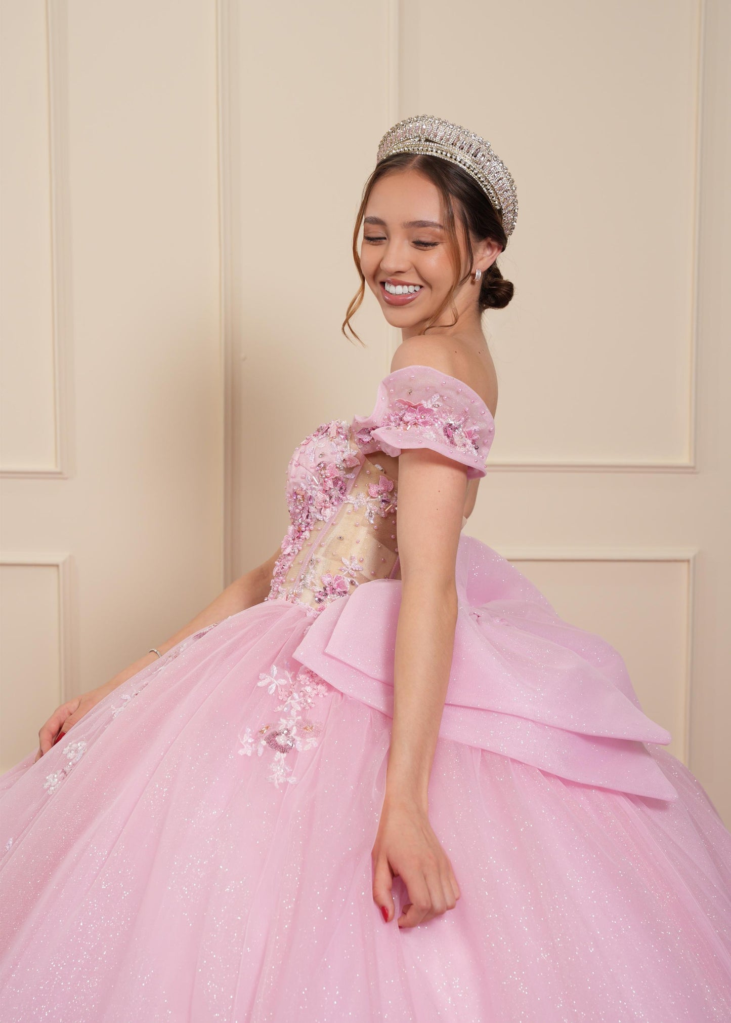 Vestido de XV Años Rosa con Flores y Pedrería con Moño