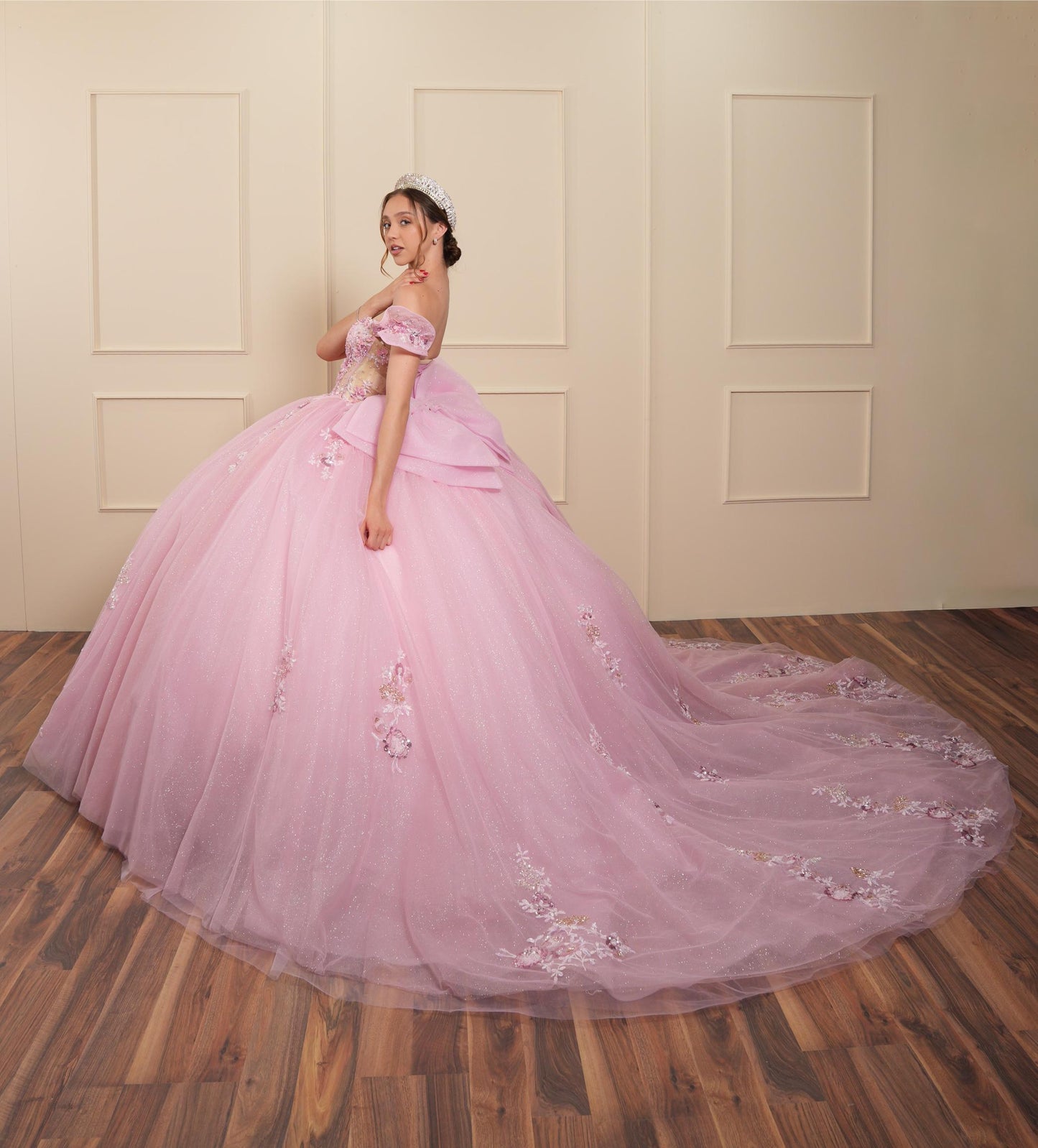 Vestido de XV Años Rosa con Flores y Pedrería con Moño
