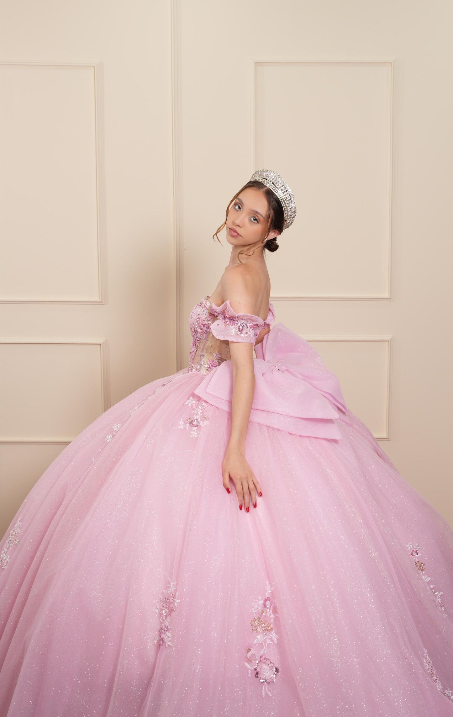 Vestido de XV Años Rosa con Flores y Pedrería con Moño