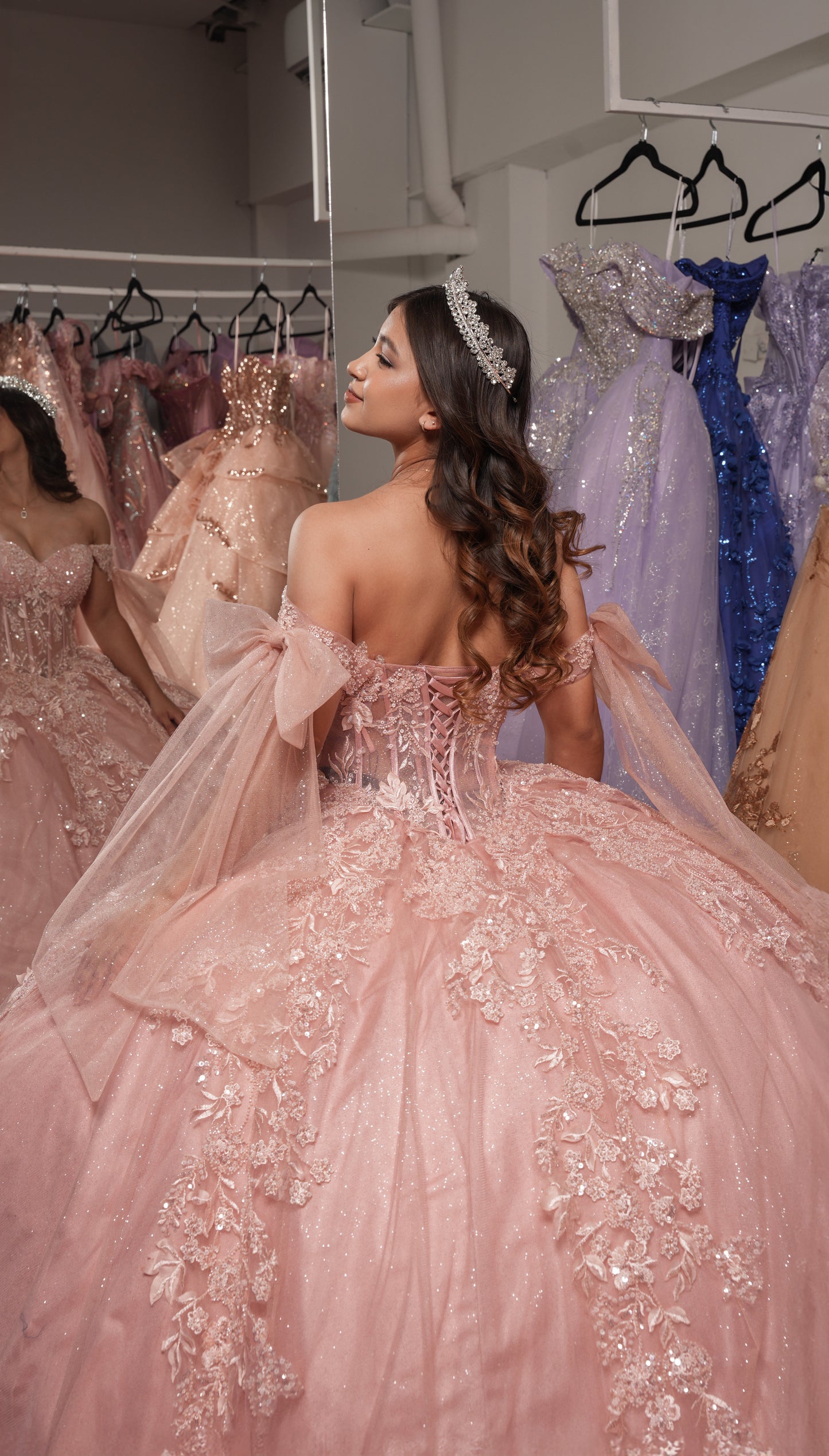 Vestido de XV Años Rosa Mauve Bordado Con Mangas De Moño (Renta)