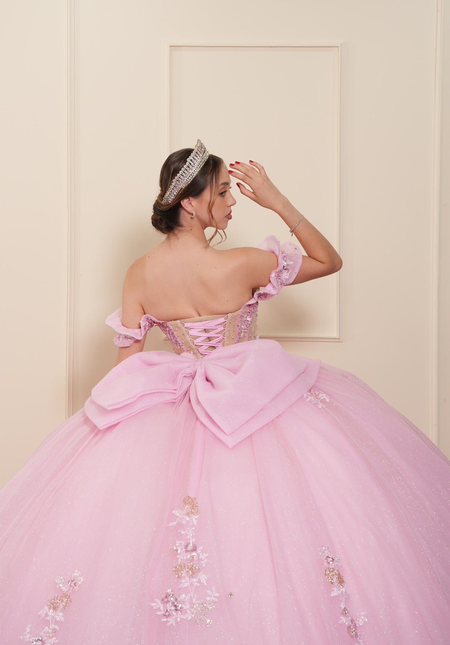 Vestido de XV Años Rosa con Flores y Pedrería con Moño