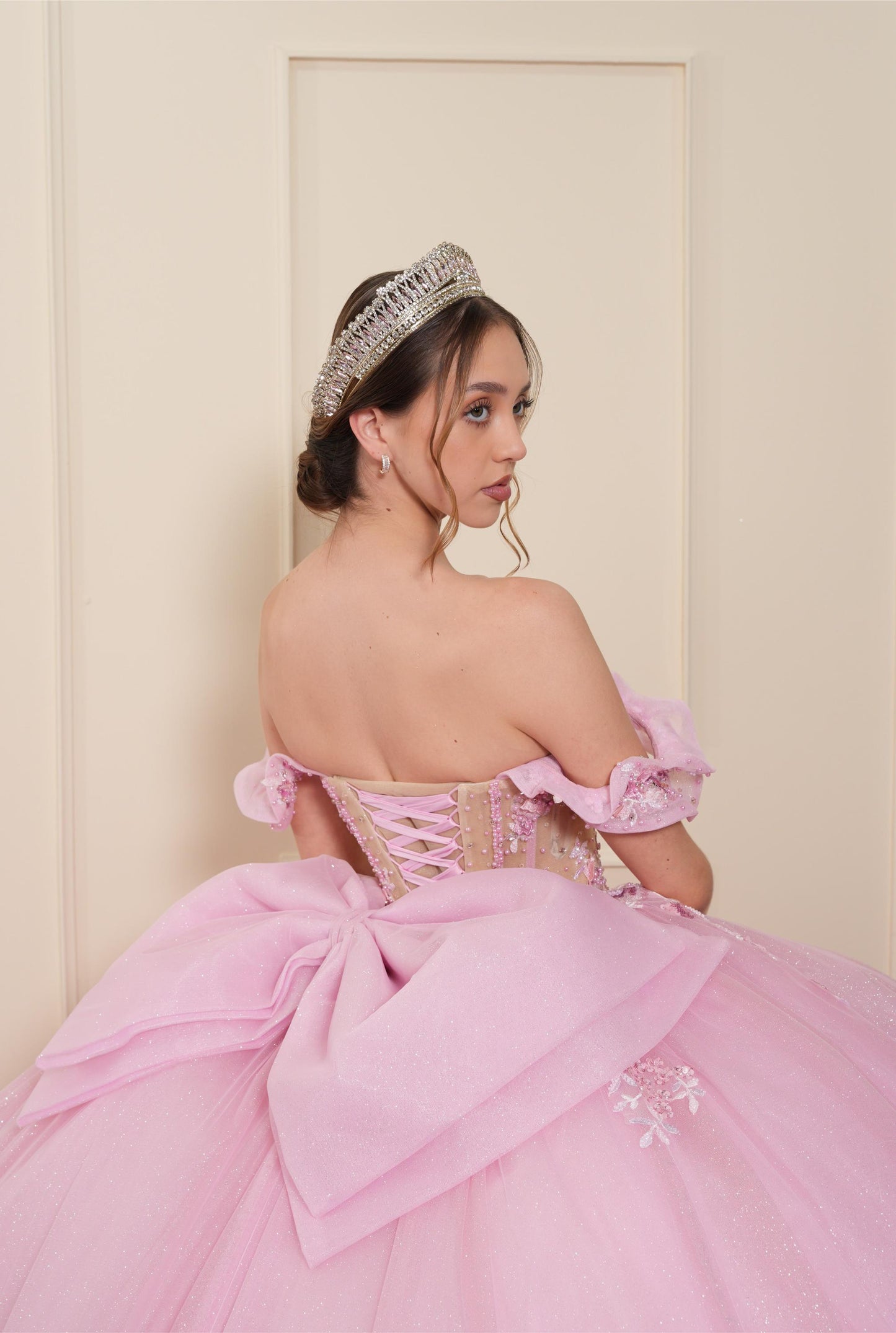 Vestido de XV Años Rosa con Flores y Pedrería con Moño