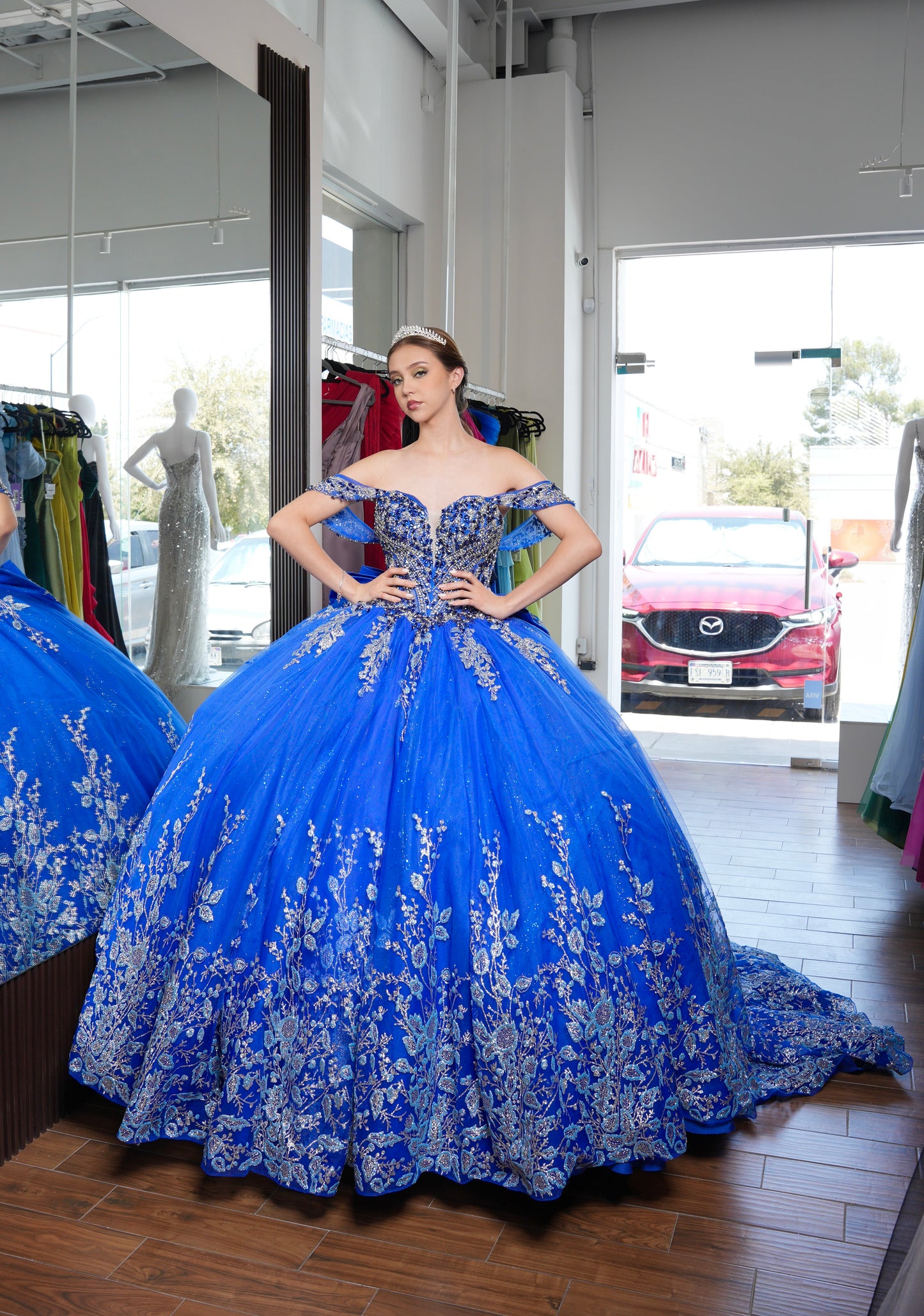 Vestido de XV Años Azul Rey Glitter Plateado y Pedrería Mangas Caídas