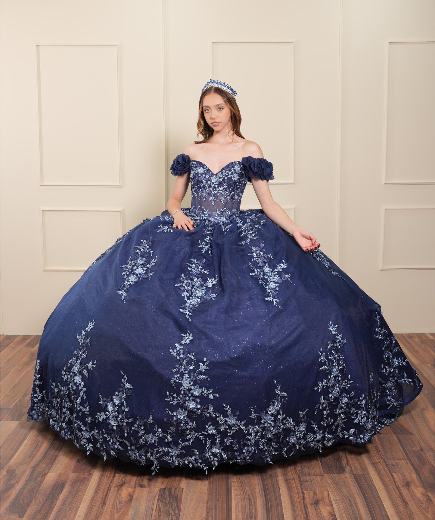 Vestido de XV Años Azul Marino Bordado Mangas Caídas Corrugadas (Renta)