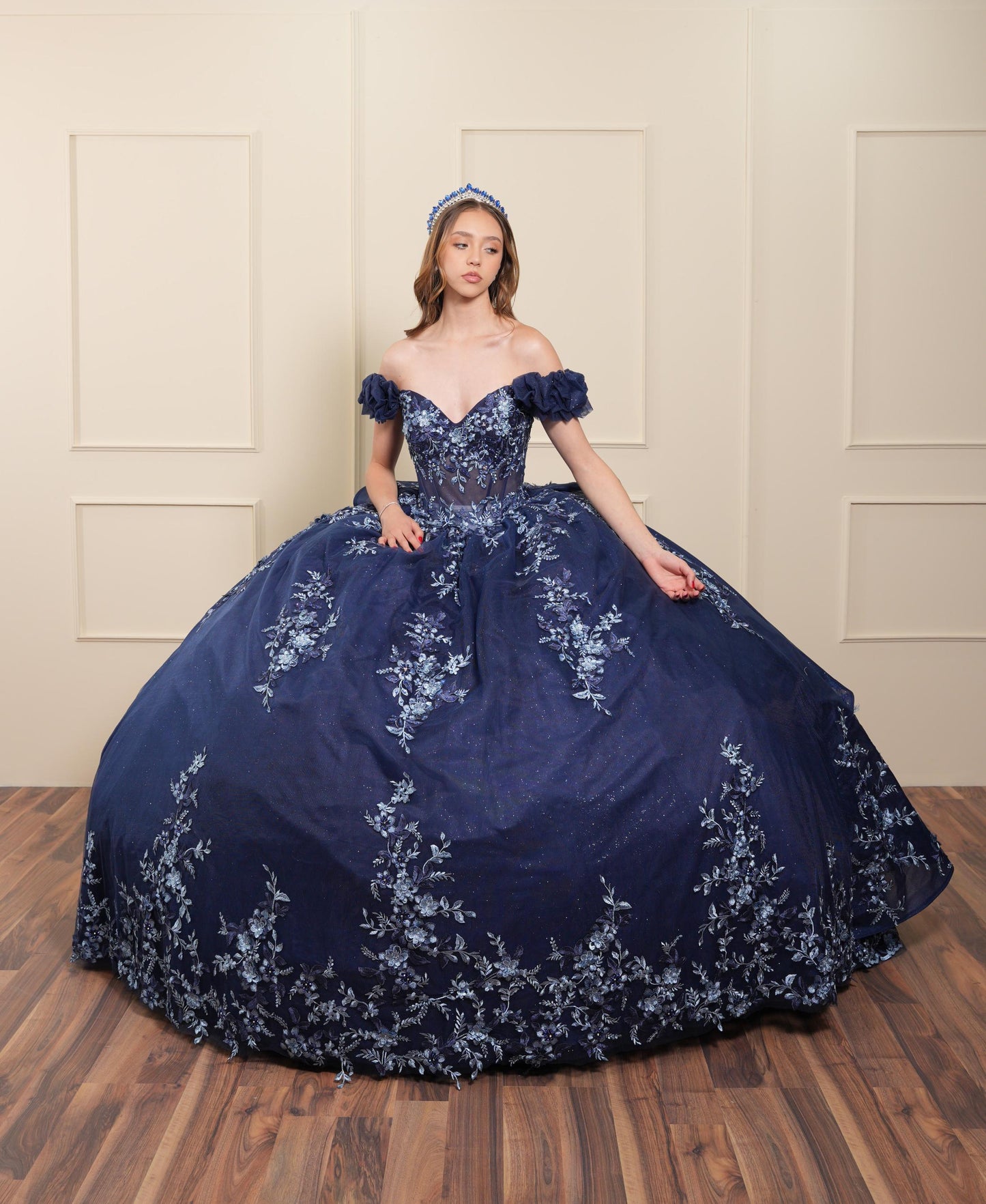 Vestido de XV Años Azul Marino Bordado Mangas Caídas Corrugadas (Renta)