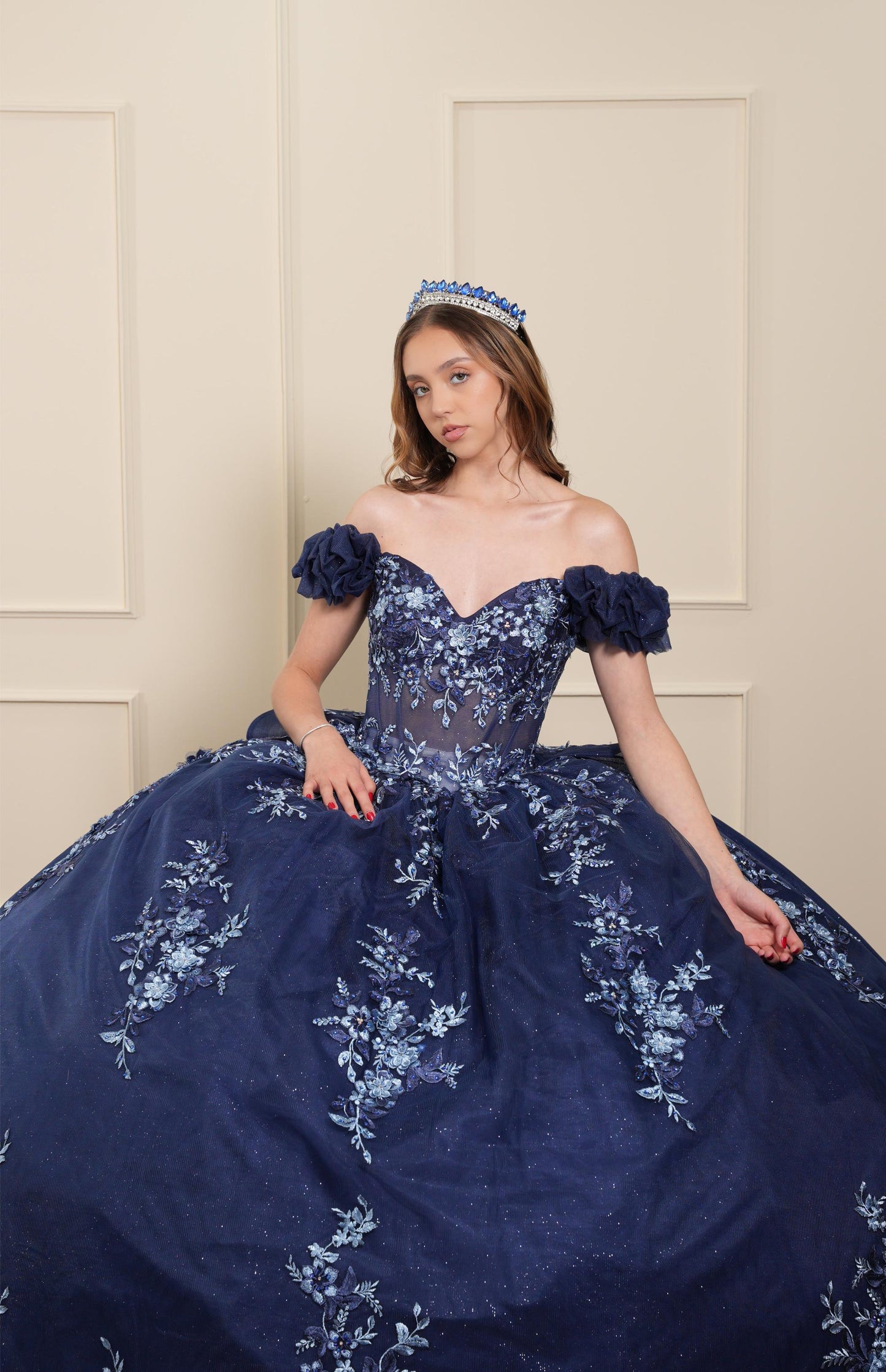 Vestido de XV Años Azul Marino Bordado Mangas Caídas Corrugadas (Renta)