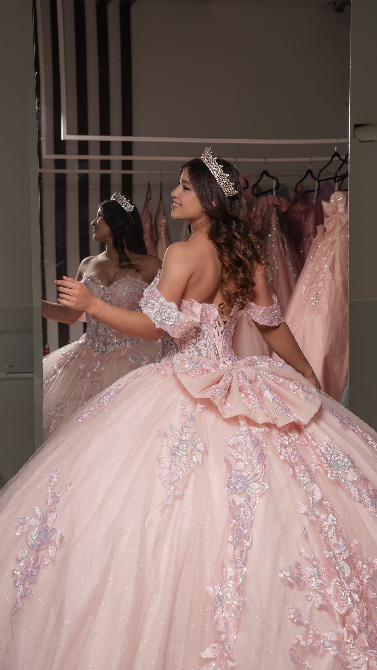 Vestido de XV Años Rosa Palo Flores Bordadas Mangas Campesinas (Renta)