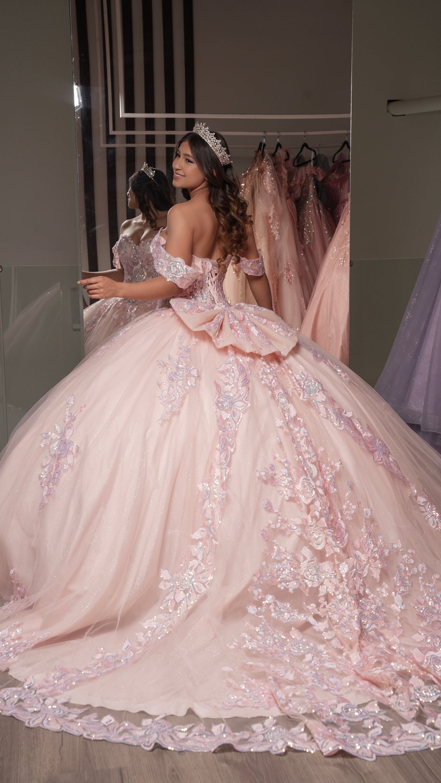 Vestido de XV Años Rosa Palo Flores Bordadas Mangas Campesinas (Renta)