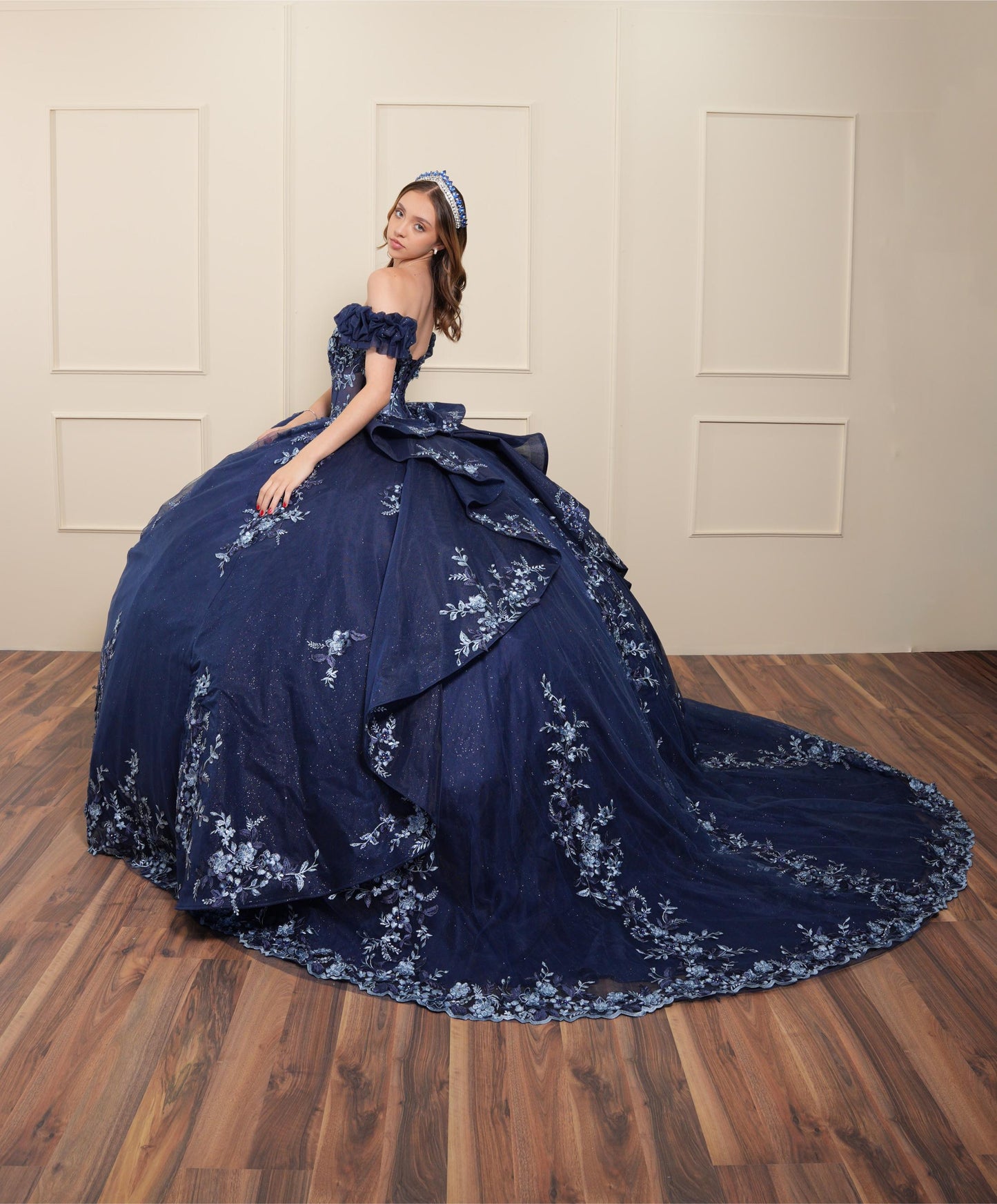 Vestido de XV Años Azul Marino Bordado Mangas Caídas Corrugadas (Renta)