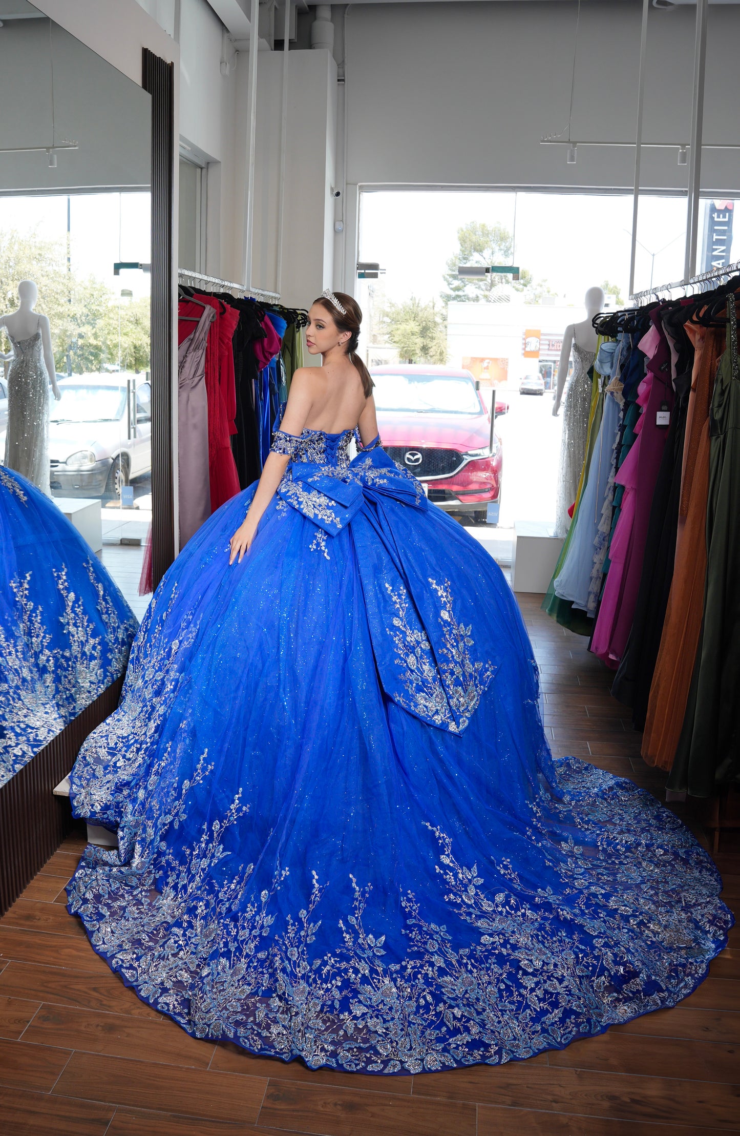 Vestido de XV Años Azul Rey Glitter Plateado y Pedrería Mangas Caídas