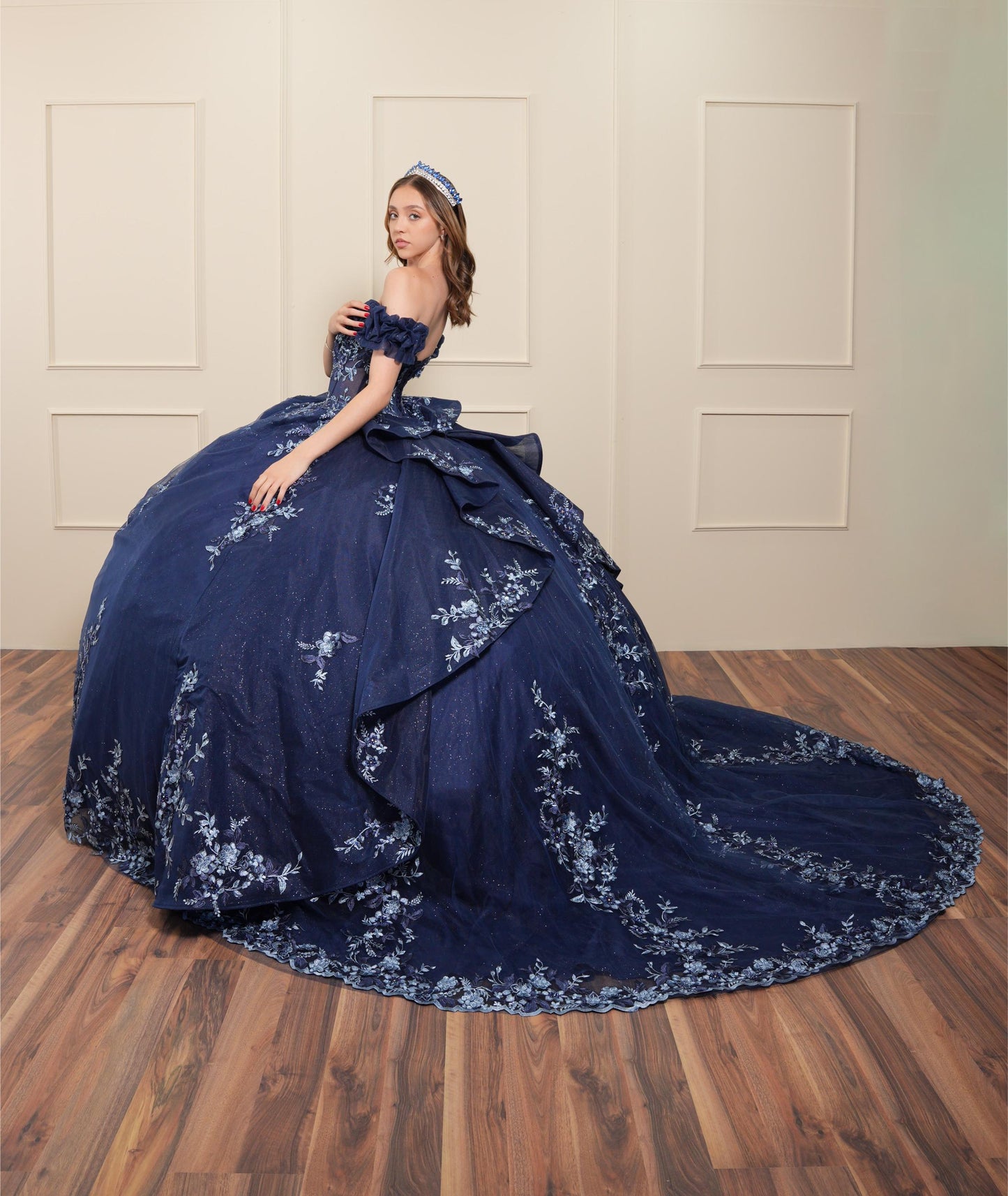 Vestido de XV Años Azul Marino Bordado Mangas Caídas Corrugadas (Renta)