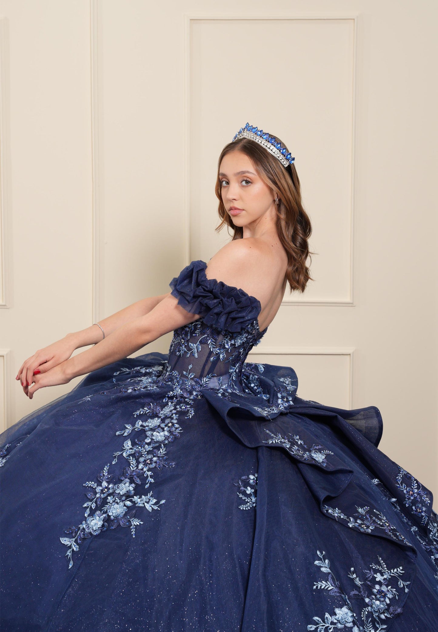 Vestido de XV Años Azul Marino Bordado Mangas Caídas Corrugadas (Renta)