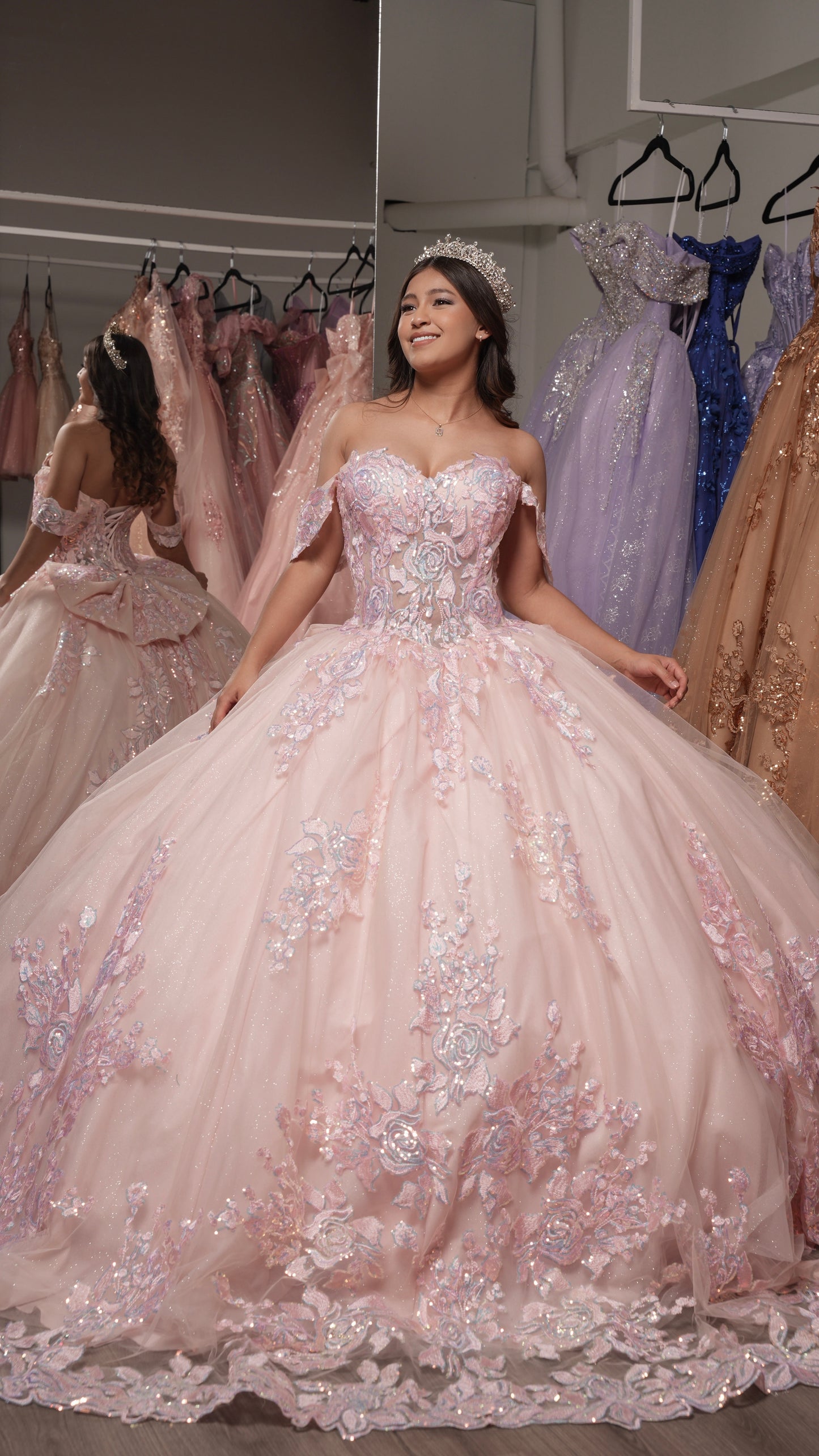 Vestido de XV Años Rosa Palo Flores Bordadas Mangas Campesinas (Renta)
