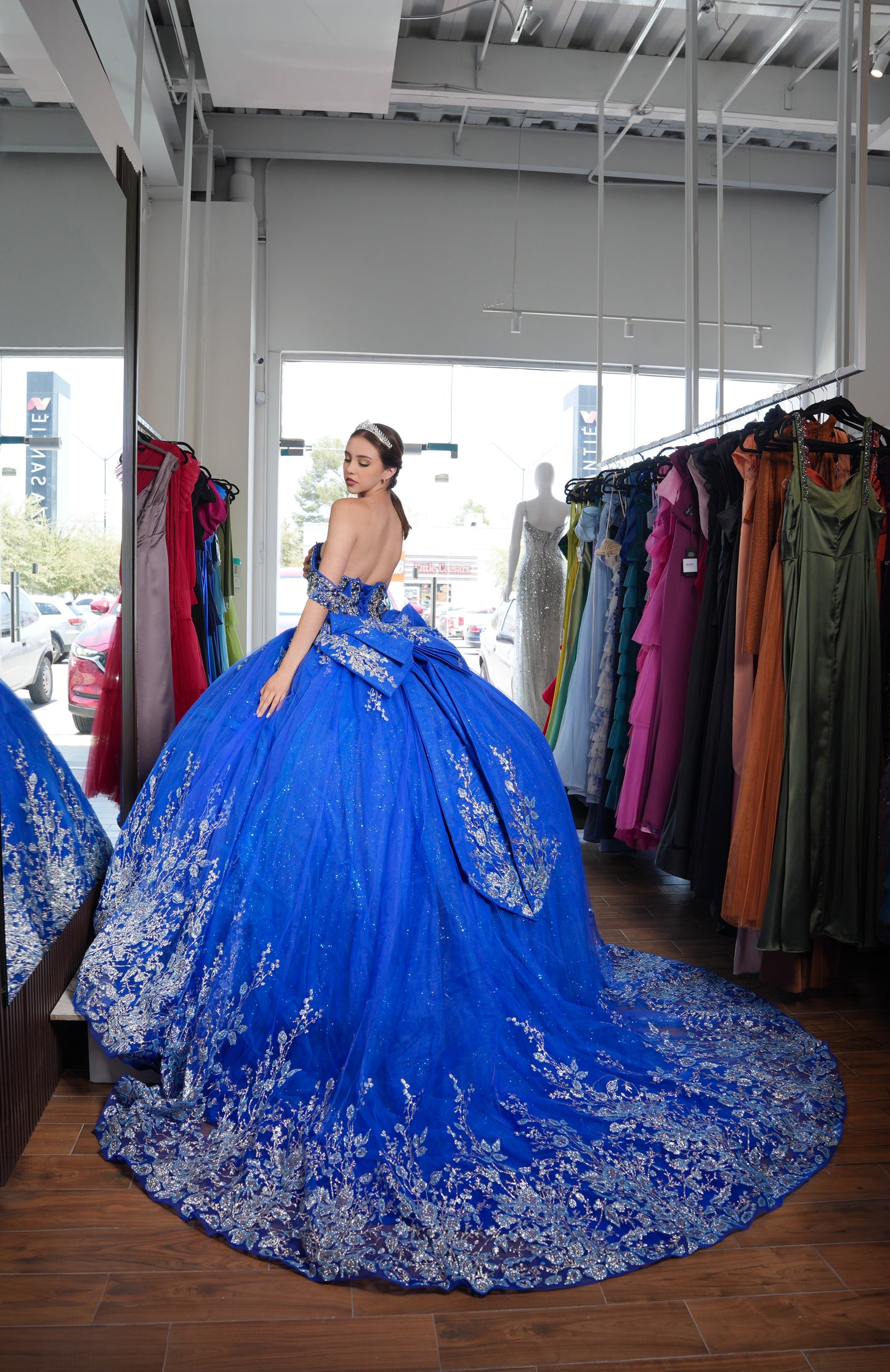 Vestido de XV Años Azul Rey Glitter Plateado y Pedrería Mangas Caídas