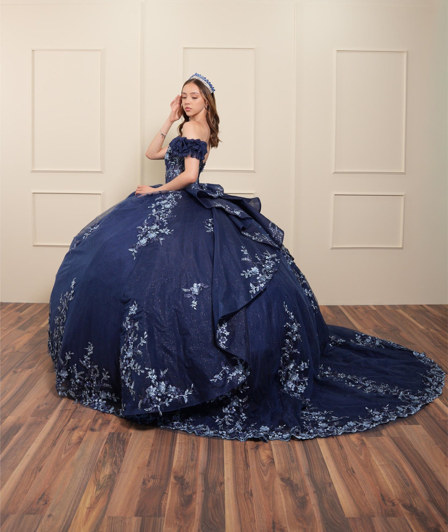Vestido de XV Años Azul Marino Bordado Mangas Caídas Corrugadas (Renta)