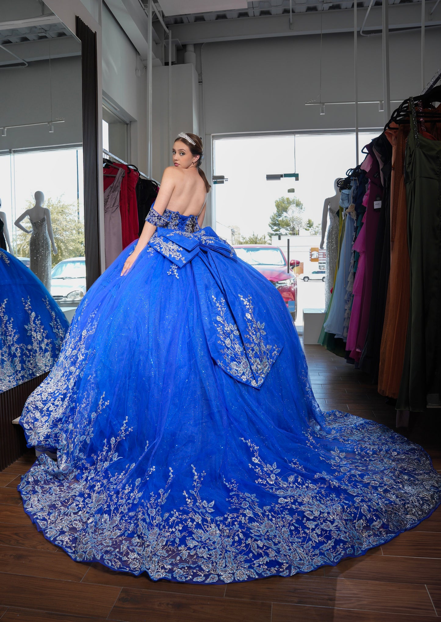 Vestido de XV Años Azul Rey Glitter Plateado y Pedrería Mangas Caídas