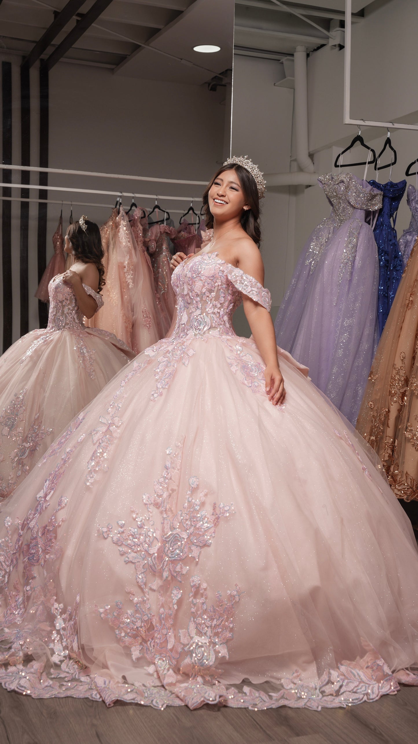 Vestido de XV Años Rosa Palo Flores Bordadas Mangas Campesinas (Renta)