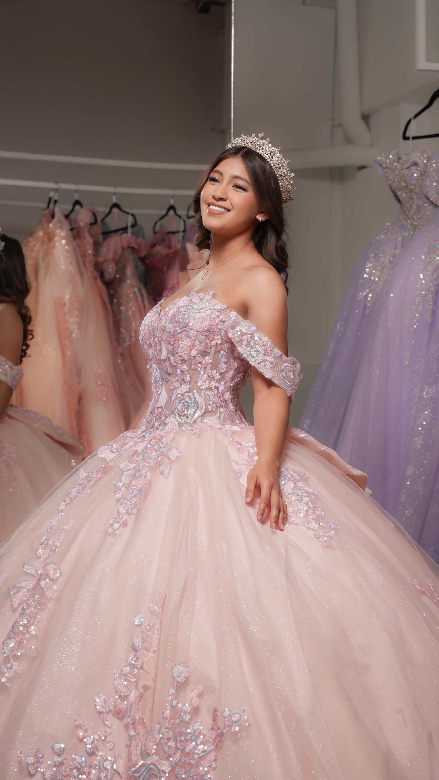 Vestido de XV Años Rosa Palo Flores Bordadas Mangas Campesinas (Renta)