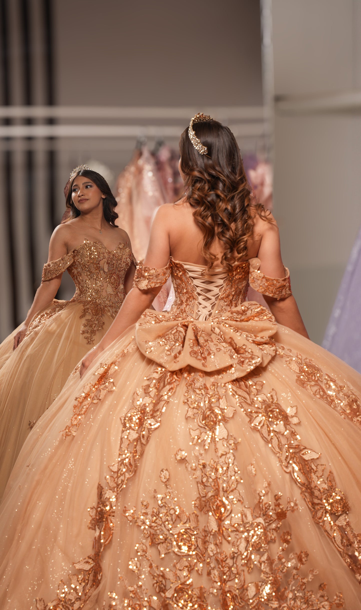 Vestido de XV Años Dorado Pedrería en Pecho y Mangas Caidas