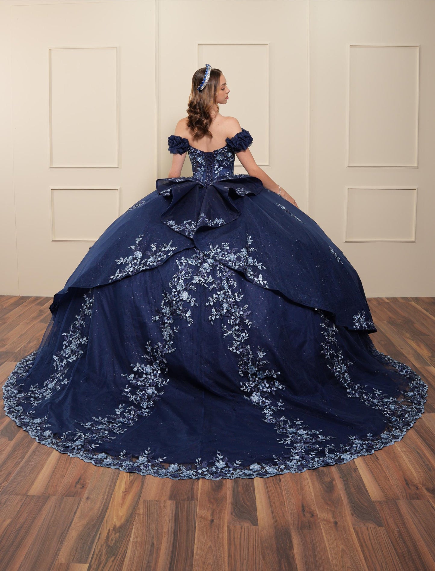 Vestido de XV Años Azul Marino Bordado Mangas Caídas Corrugadas (Renta)