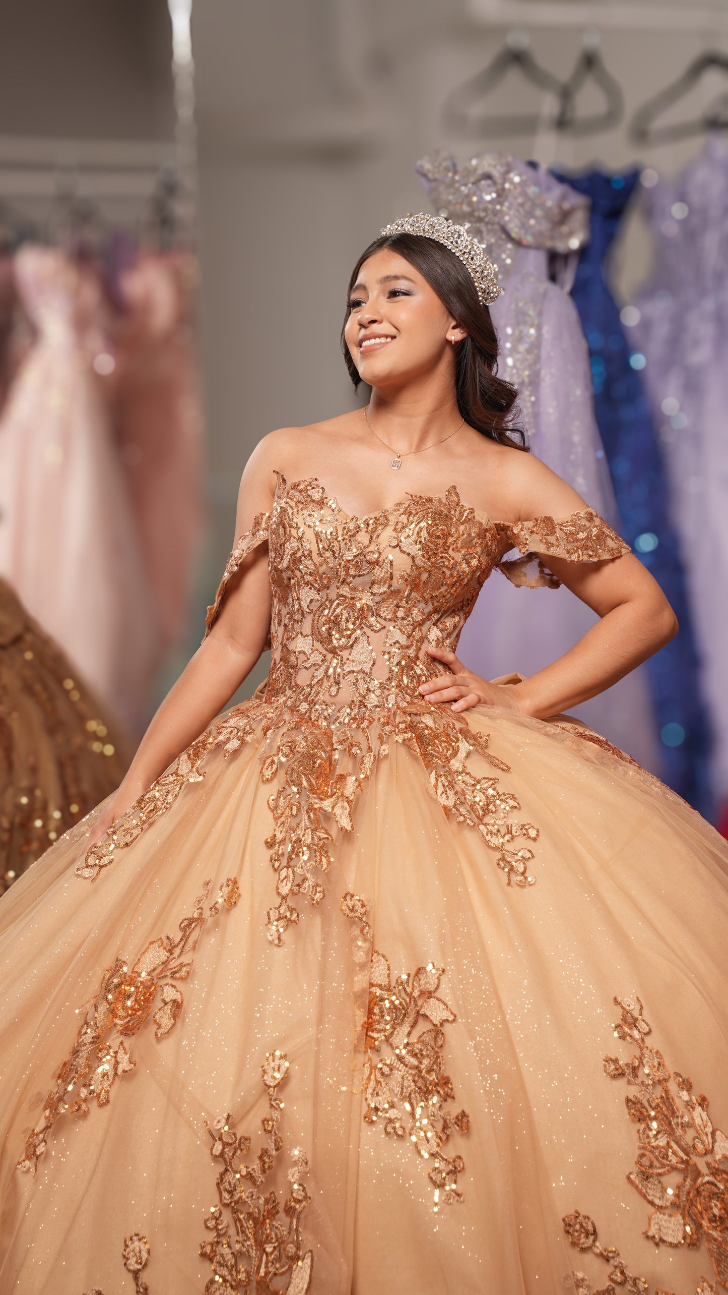 Vestido de XV Años Dorado Pedrería en Pecho y Mangas Caidas