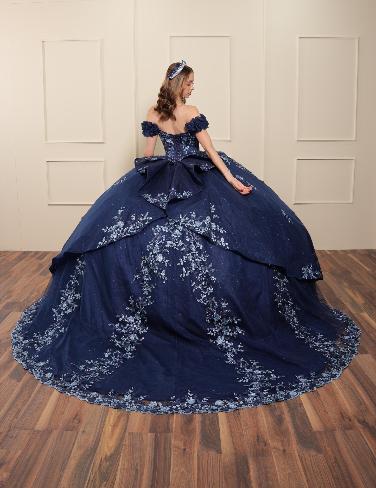 Vestido de XV Años Azul Marino Bordado Mangas Caídas Corrugadas (Renta)