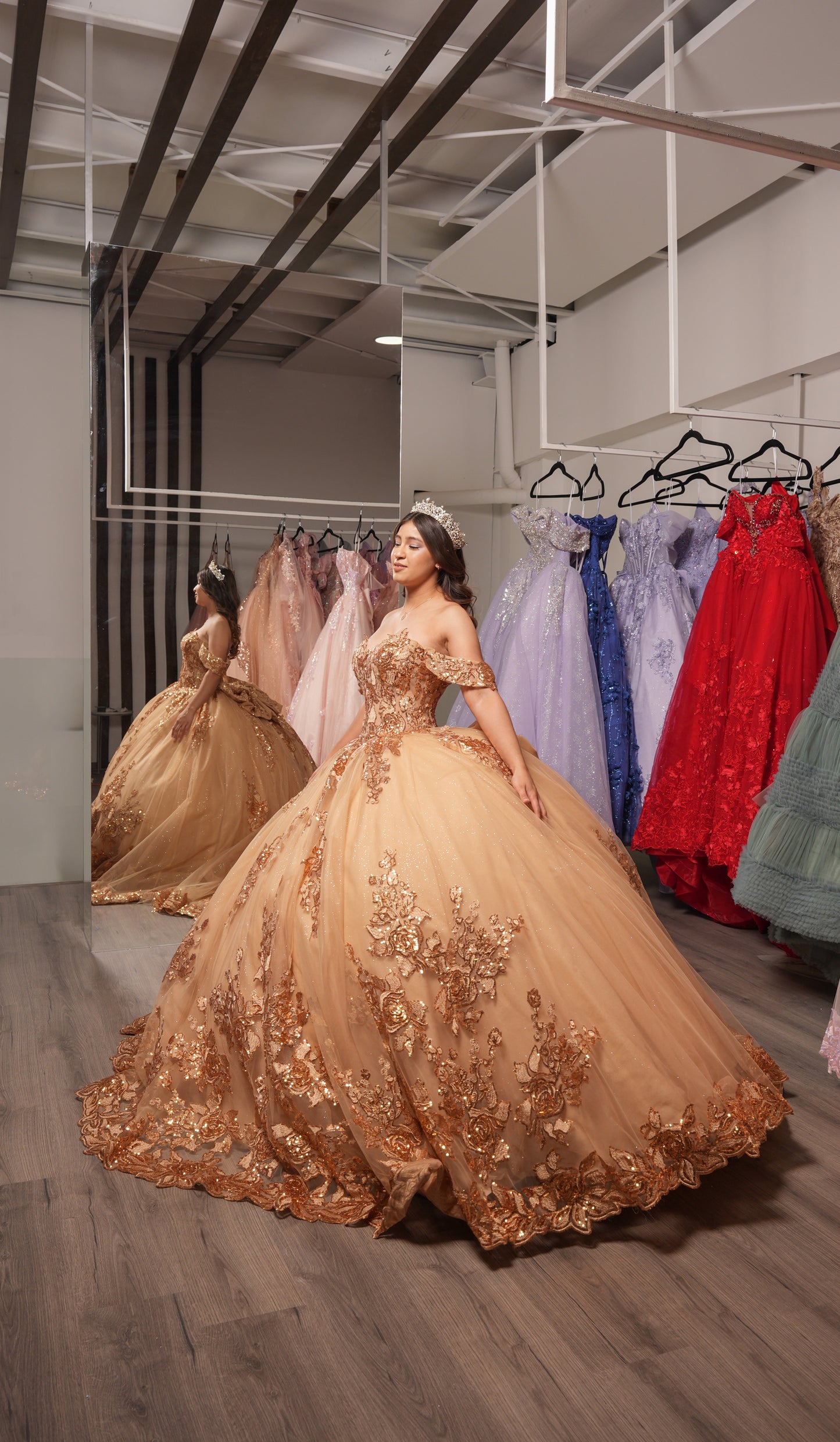 Vestido de XV Años Dorado Pedrería en Pecho y Mangas Caidas