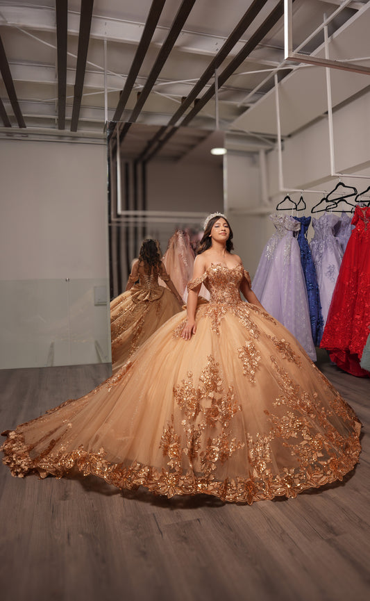 Vestido de XV Años Dorado Pedrería en Pecho y Mangas Caidas