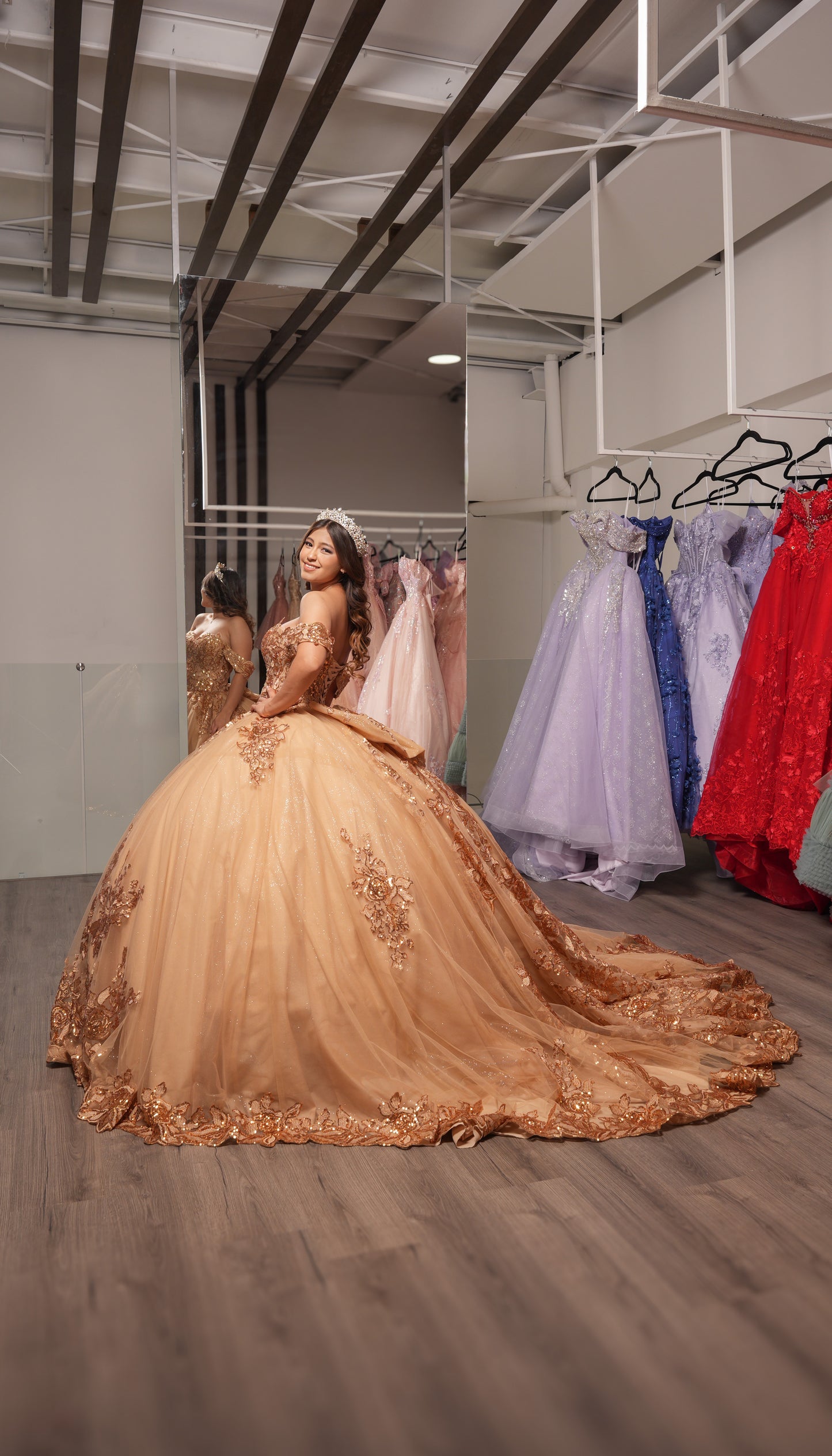 Vestido de XV Años Dorado Pedrería en Pecho y Mangas Caidas