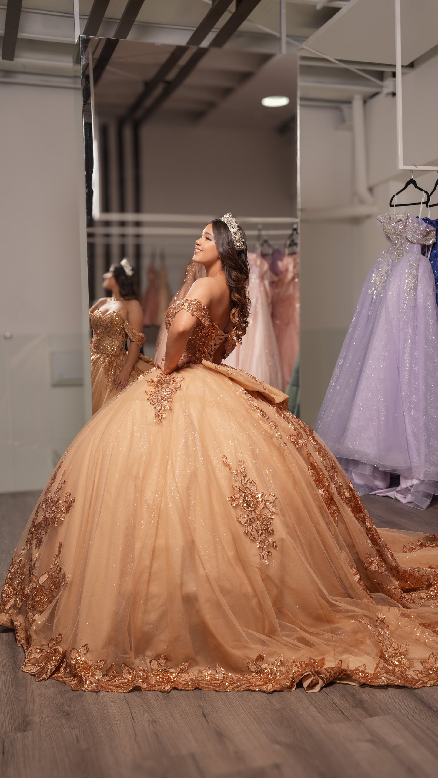Vestido de XV Años Dorado Pedrería en Pecho y Mangas Caidas