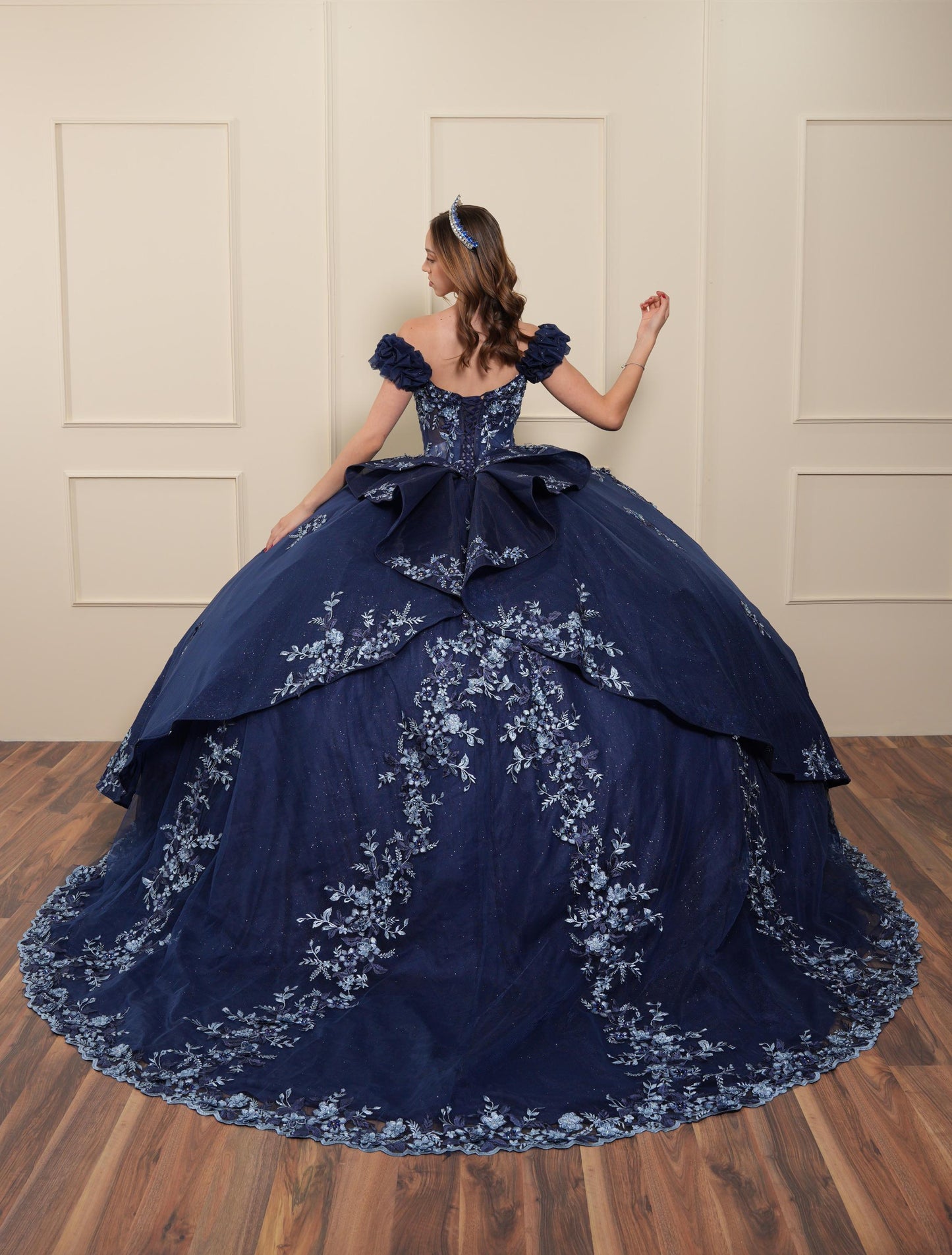 Vestido de XV Años Azul Marino Bordado Mangas Caídas Corrugadas (Renta)
