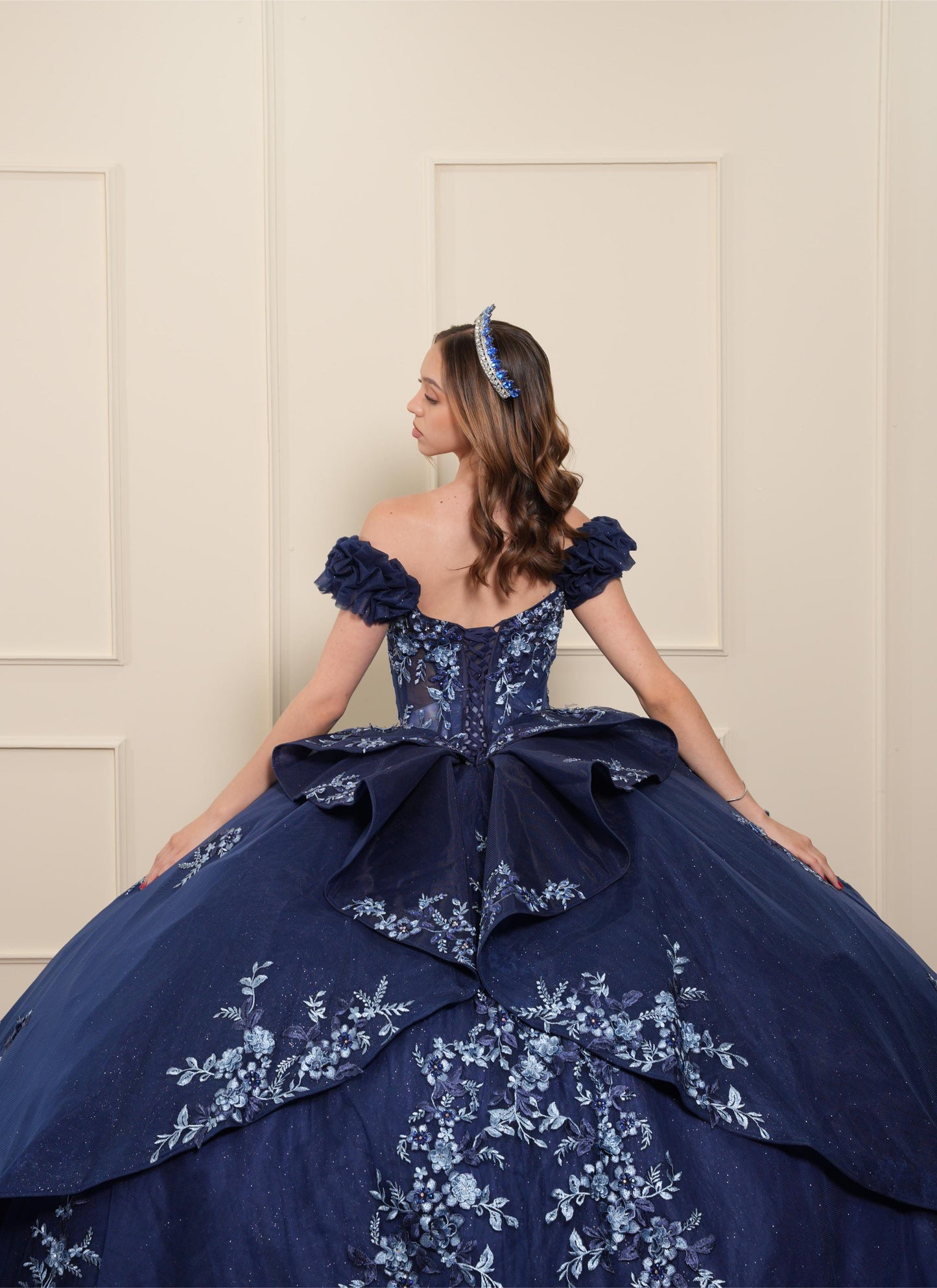 Vestido de XV Años Azul Marino Bordado Mangas Caídas Corrugadas (Renta)