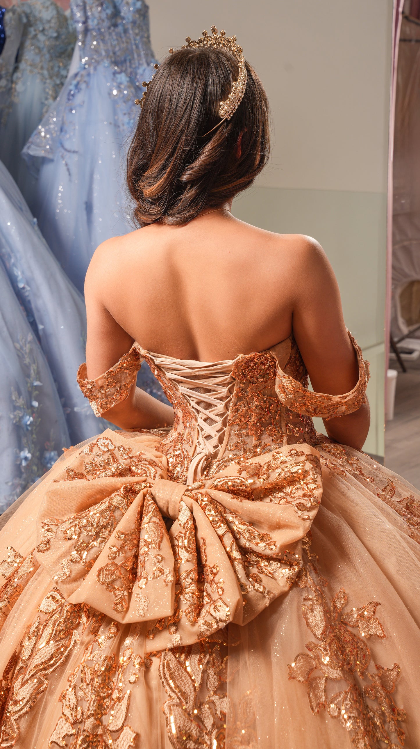 Vestido de XV Años Dorado Pedrería en Pecho y Mangas Caidas